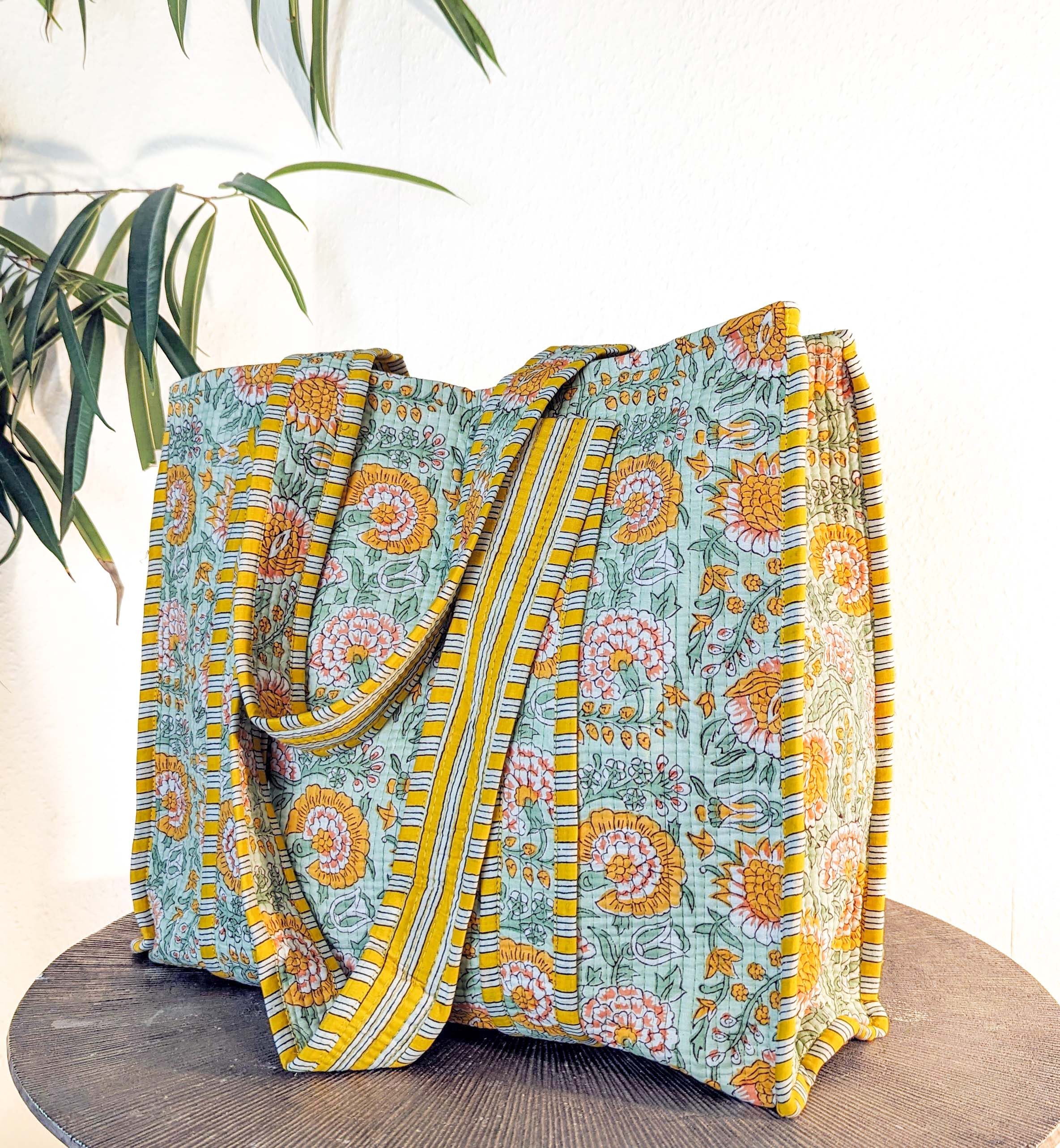 Aurelie Strandtasche Gesteppte Tote Tasche SAIRA aus Baumwolle, große blumige Strandtasche, Gesteppte Baumwolle mit Blockprint Muster