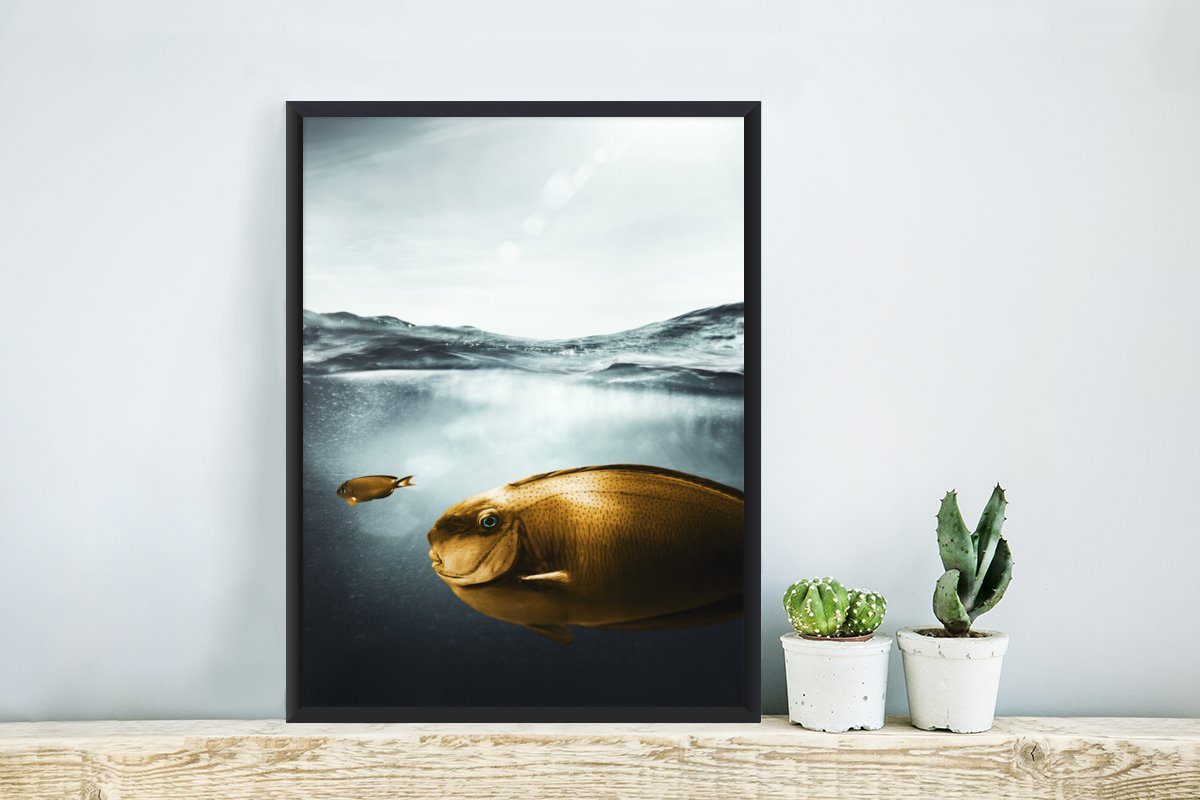 MuchoWow Poster Meer - Fisch Gerahmtes St), Poster, Kunstdruck, Rahmen, Gold, - Bilderrahmen mit (1 Schwarzem