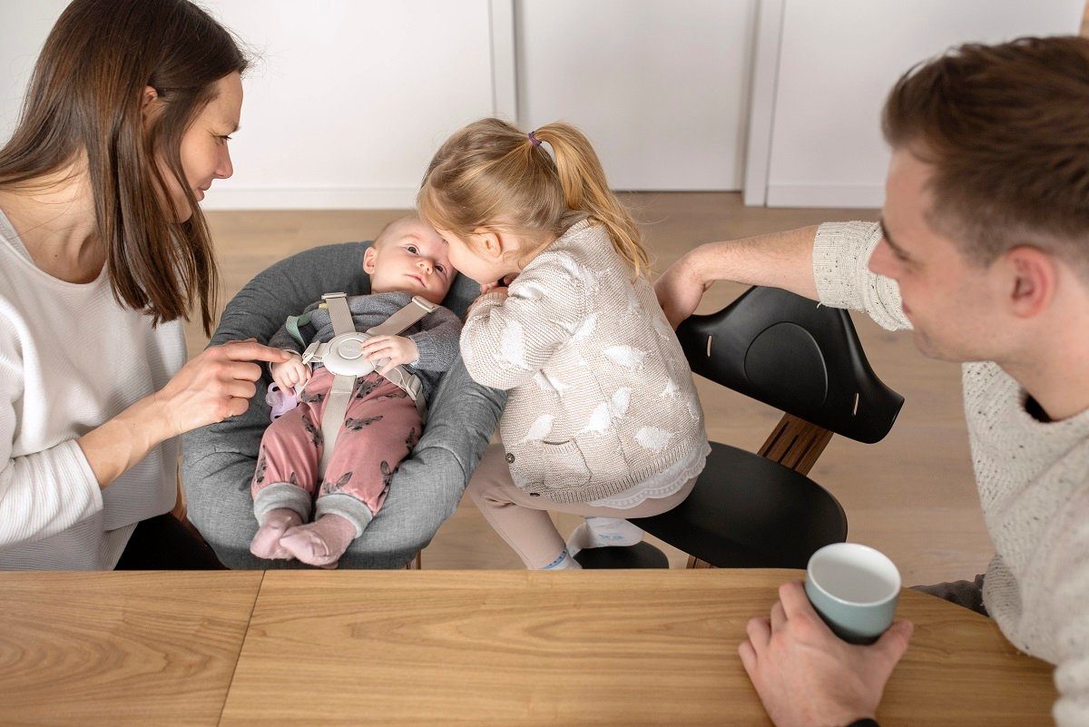 Stokke Hochstuhl Nomi® Hochstuhl, der aktivem zu Walnut Babys Sitzen für kg bis bis zu Grey 150 Erwachsene inspiriert, Geeignet