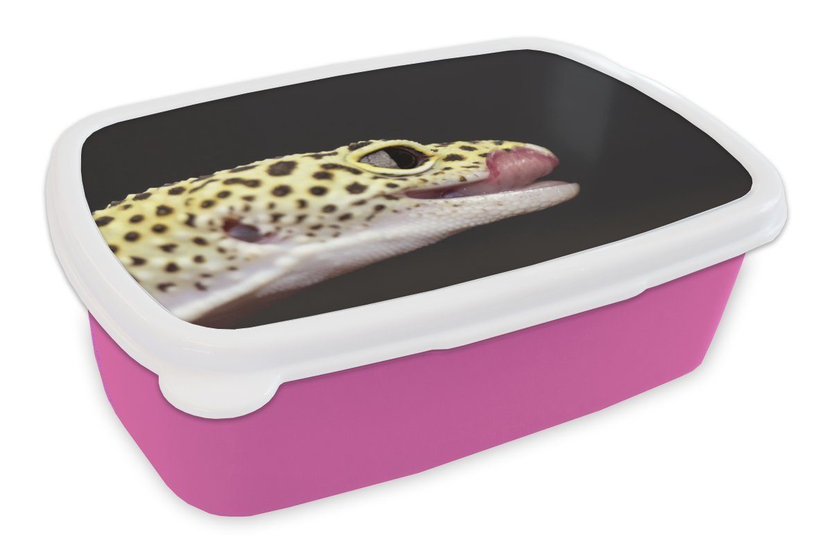 für Leopardgecko mit Zunge, Erwachsene, Kinder, Brotbox Brotdose Snackbox, heraushängender MuchoWow auf rosa Kunststoff Mädchen, Kunststoff, Hintergrund Lunchbox (2-tlg), schwarzem