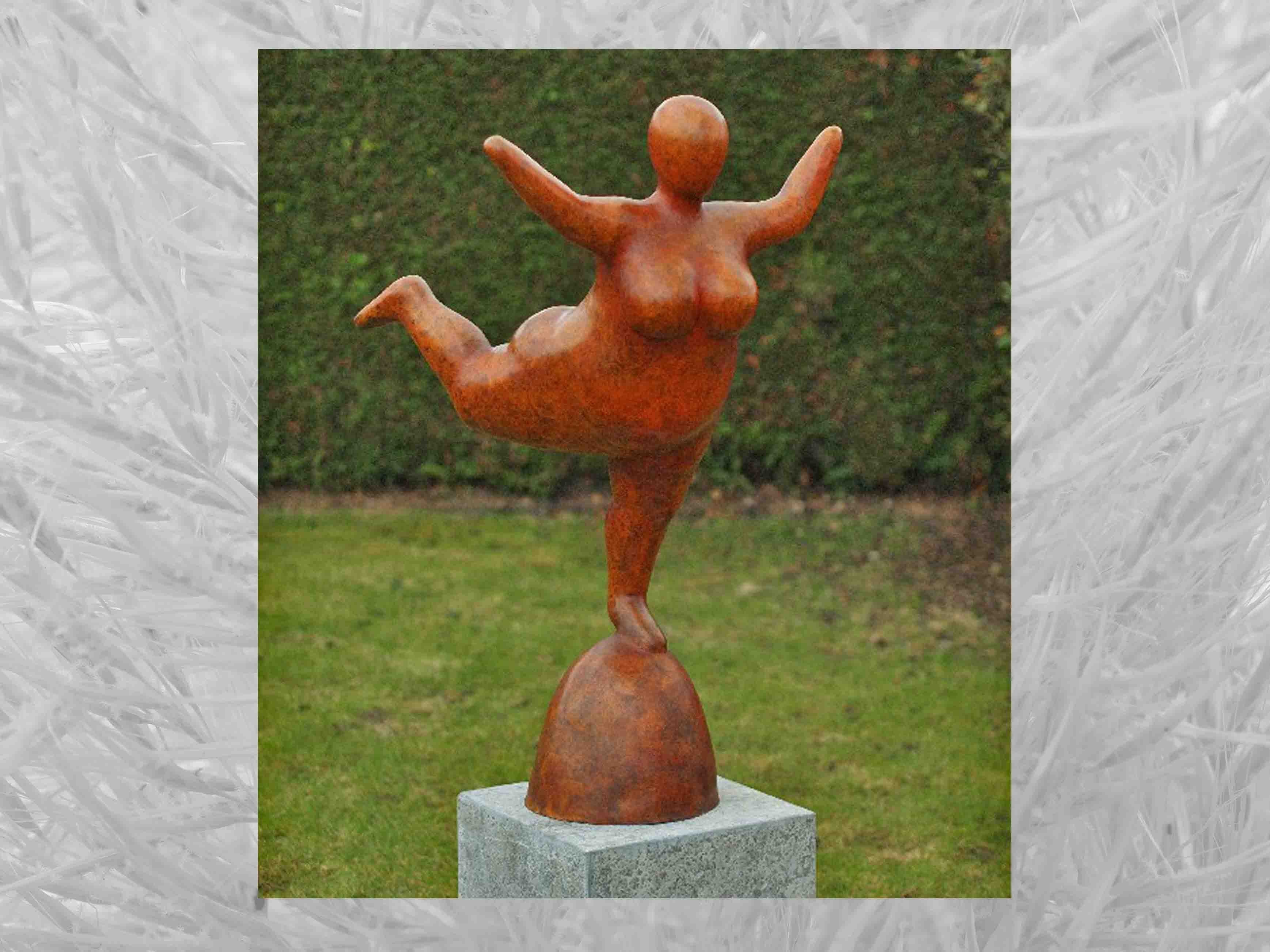 IDYL Gartenfigur IDYL Bronze-Skulptur Große Frau orange heiße Patina, Bronze – sehr robust – Langlebig – witterungsbeständig gegen Frost, Regen und UV-Strahlung. Die Modelle werden in Wachsausschmelzverfahren in Bronze gegossen und von Hand patiniert.
