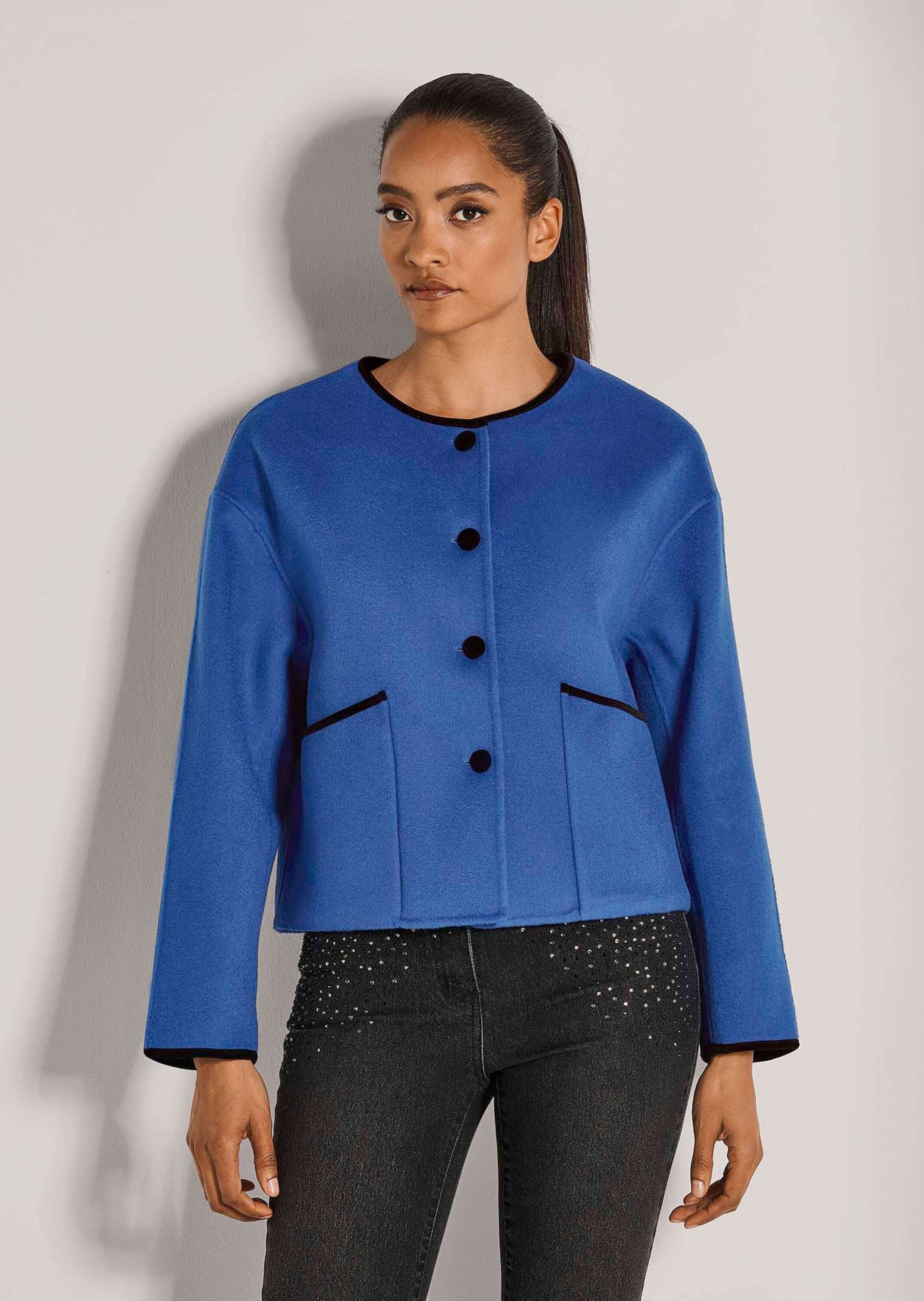 MADELEINE Outdoorjacke Trendige Kurzjacke mit Kontrastdetails Mit Rundhals, markanten Knöpfen und langen Ärmeln