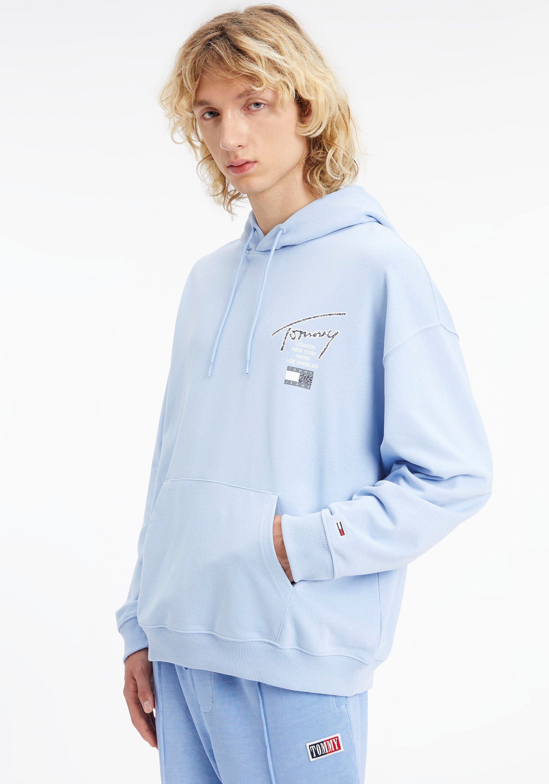 Tommy Jeans Kapuzensweatshirt TJM OVZ AOP BACK HOODIE mit Logodruck auf dem Rücken Pearly Blue