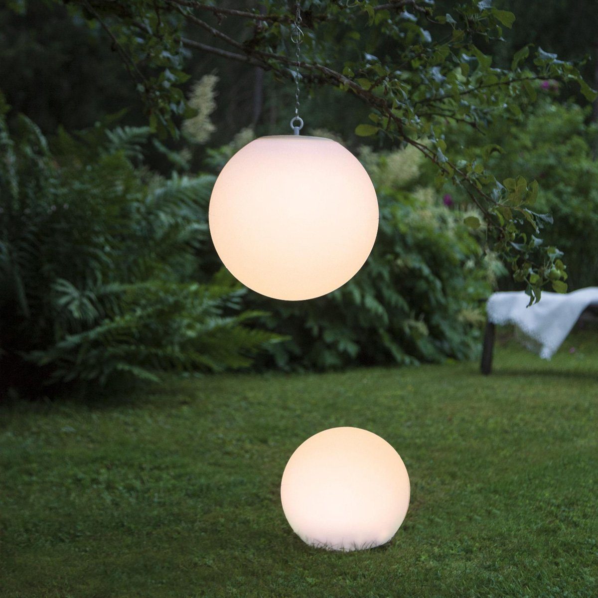 STAR TRADING Hängeleuchte LED Solar Gartenkugel Globy zum Aufhängen 2Lichtleistungen 30cm Sensor, LED Classic, warmweiß (2100K bis 3000K)