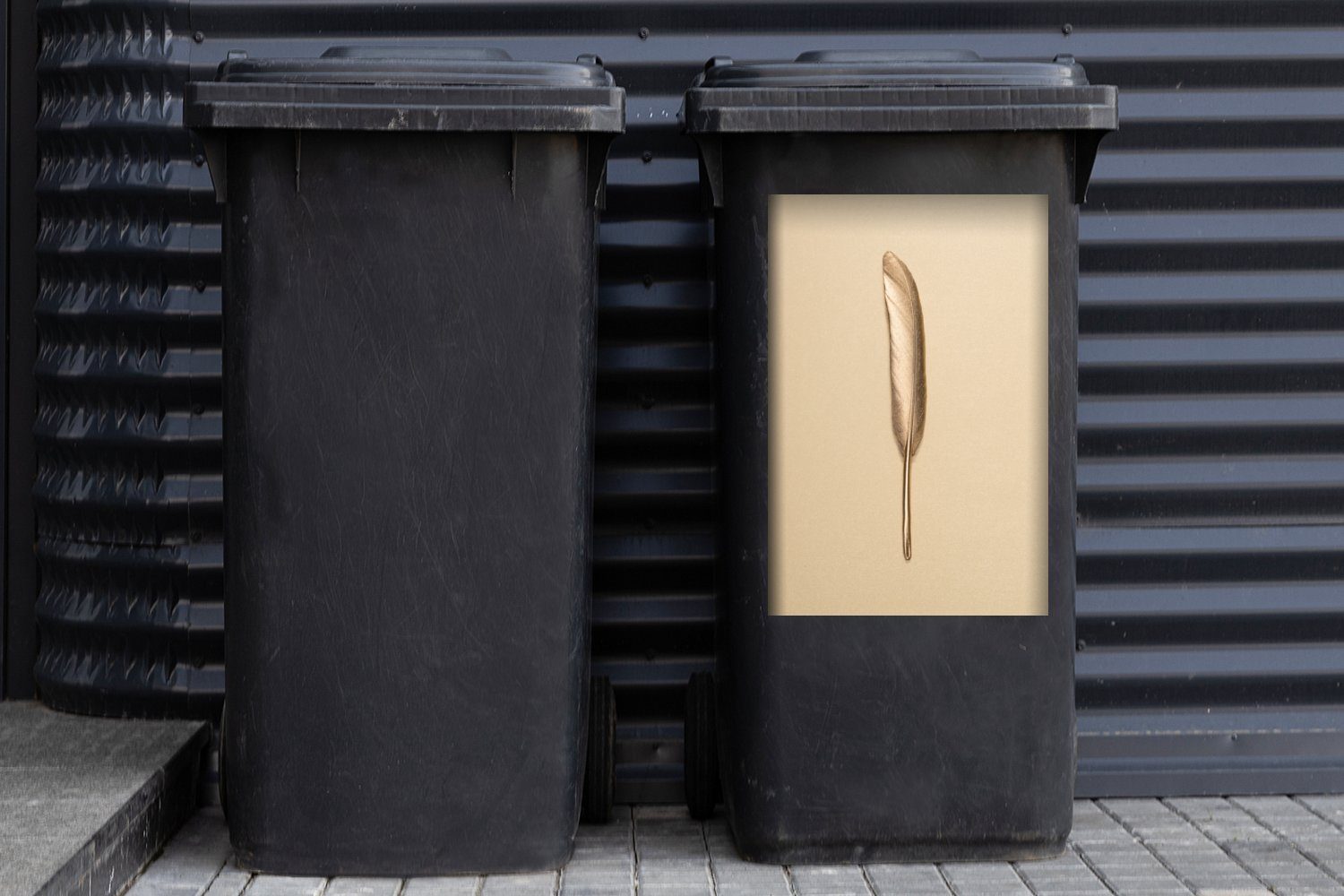 St), Hintergrund Abfalbehälter Sticker, bemalte (1 MuchoWow Feder Mülltonne, auf Container, Mülleimer-aufkleber, Gold goldenem Wandsticker