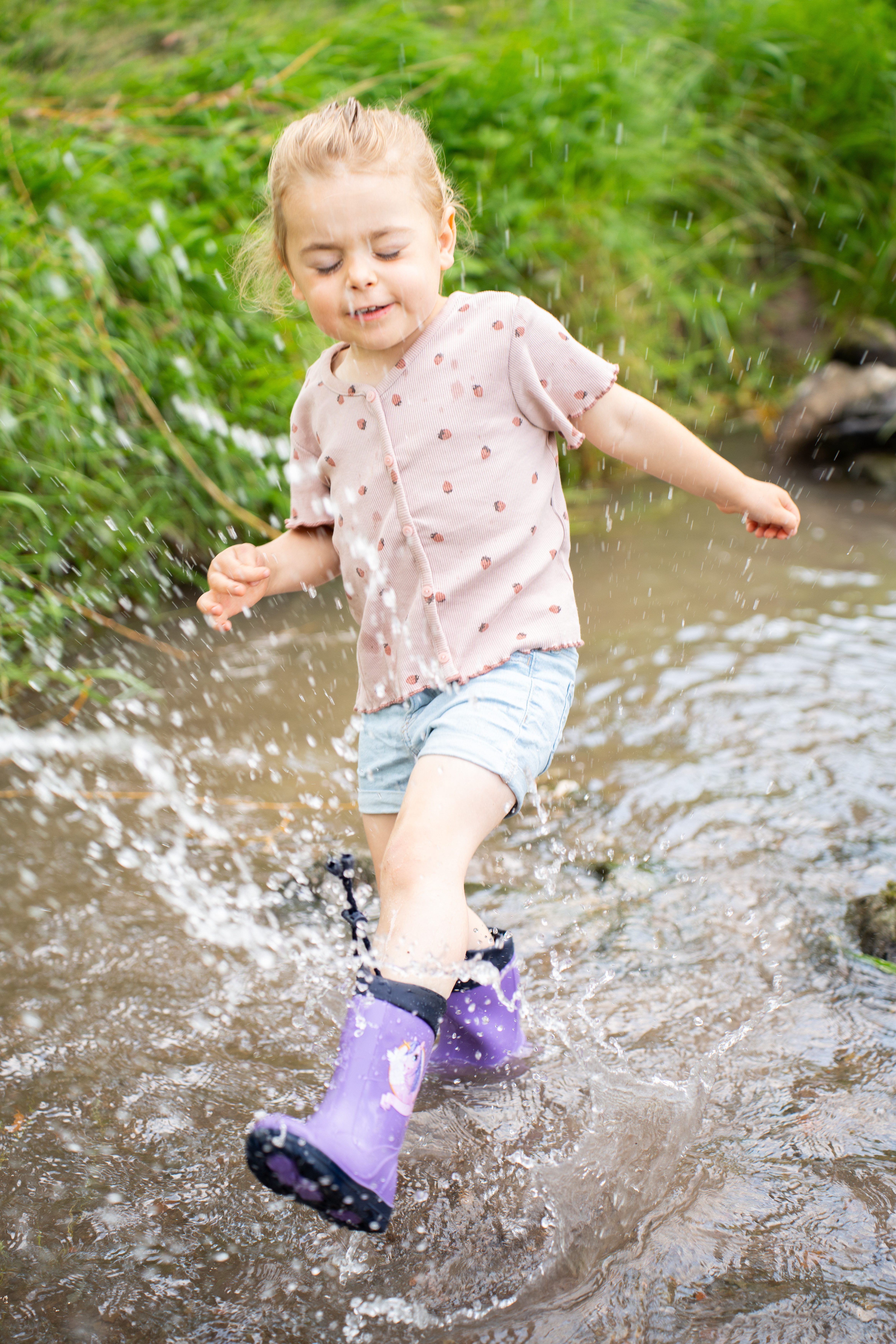Beck Regenstiefel Fabella Gummistiefel (schmale Passform, wasserdicht, für trockene Füße bei Regen und Matschwetter) Trendfarbe lila, sehr robustes langlebiges  – Bild 2 von 5