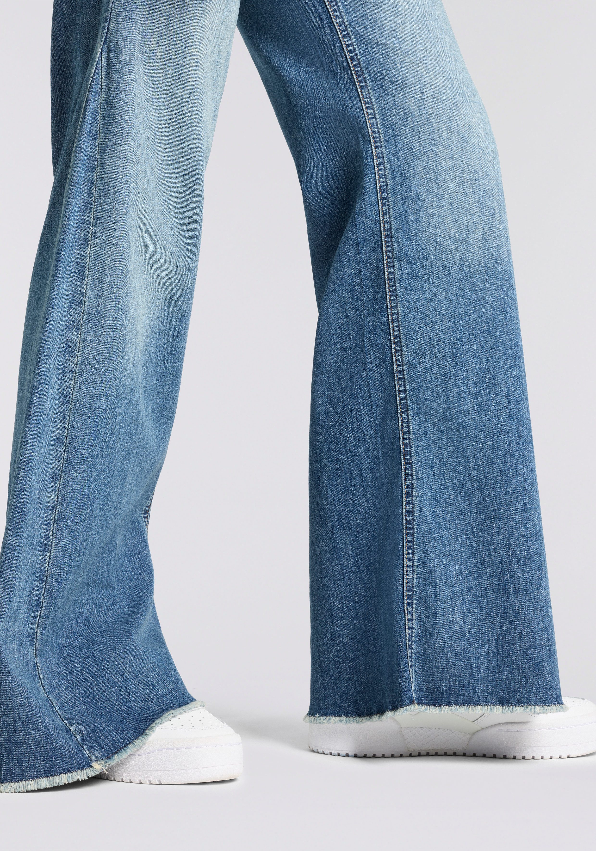 Herrlicher 5-Pocket-Jeans Edna Kama Denim Light Flared Fit, extra Weite