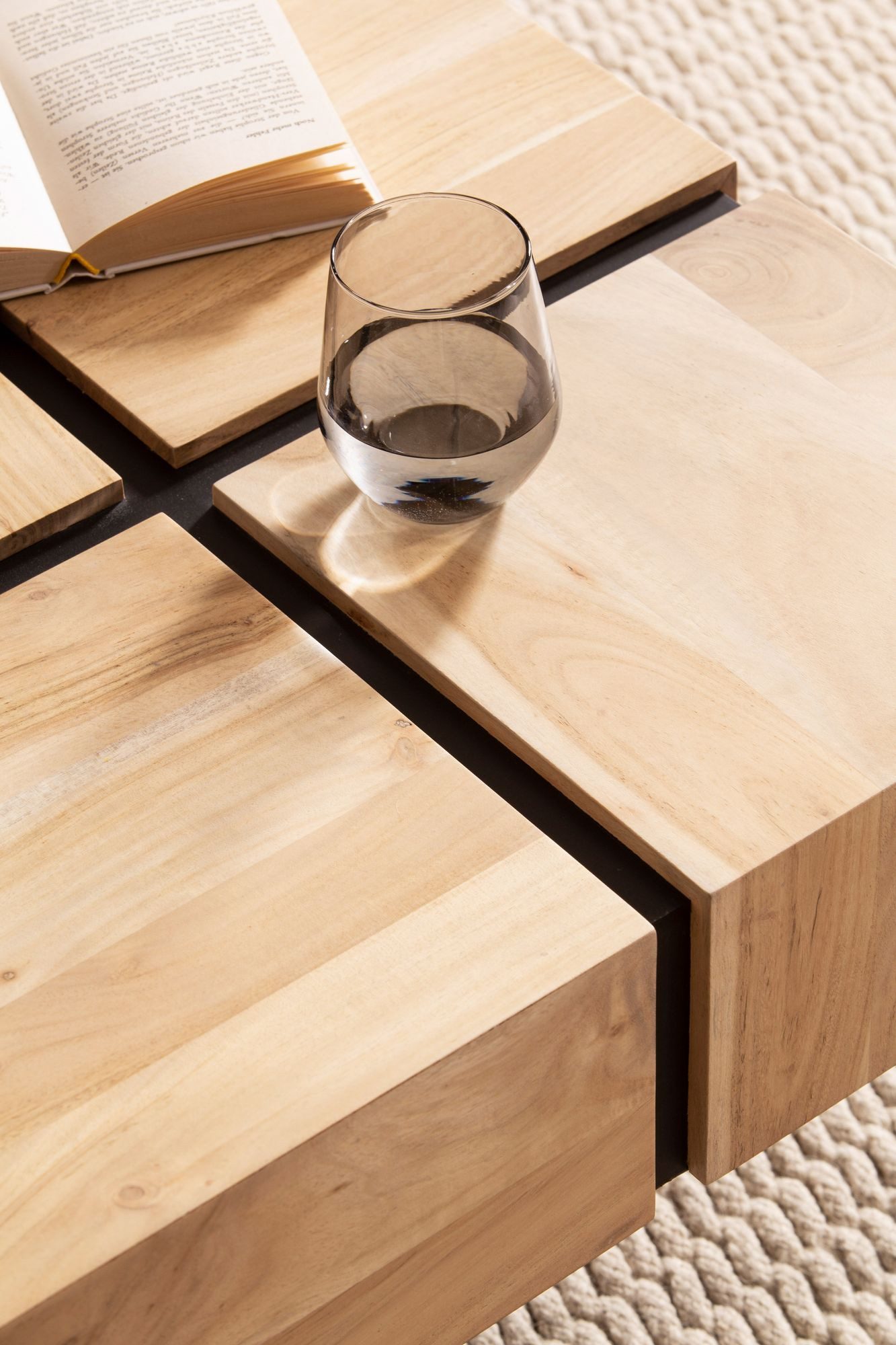 KADIMA DESIGN Couchtisch Couchtisch Akazie Massivholz 60x60x40 cm Quadratisch mit (Modern, Kaffeetisch Cube Braun / Schwarz), Metallgestell, Kleiner Sofatisch Würfel-Form, Wohnzimmertisch Couch