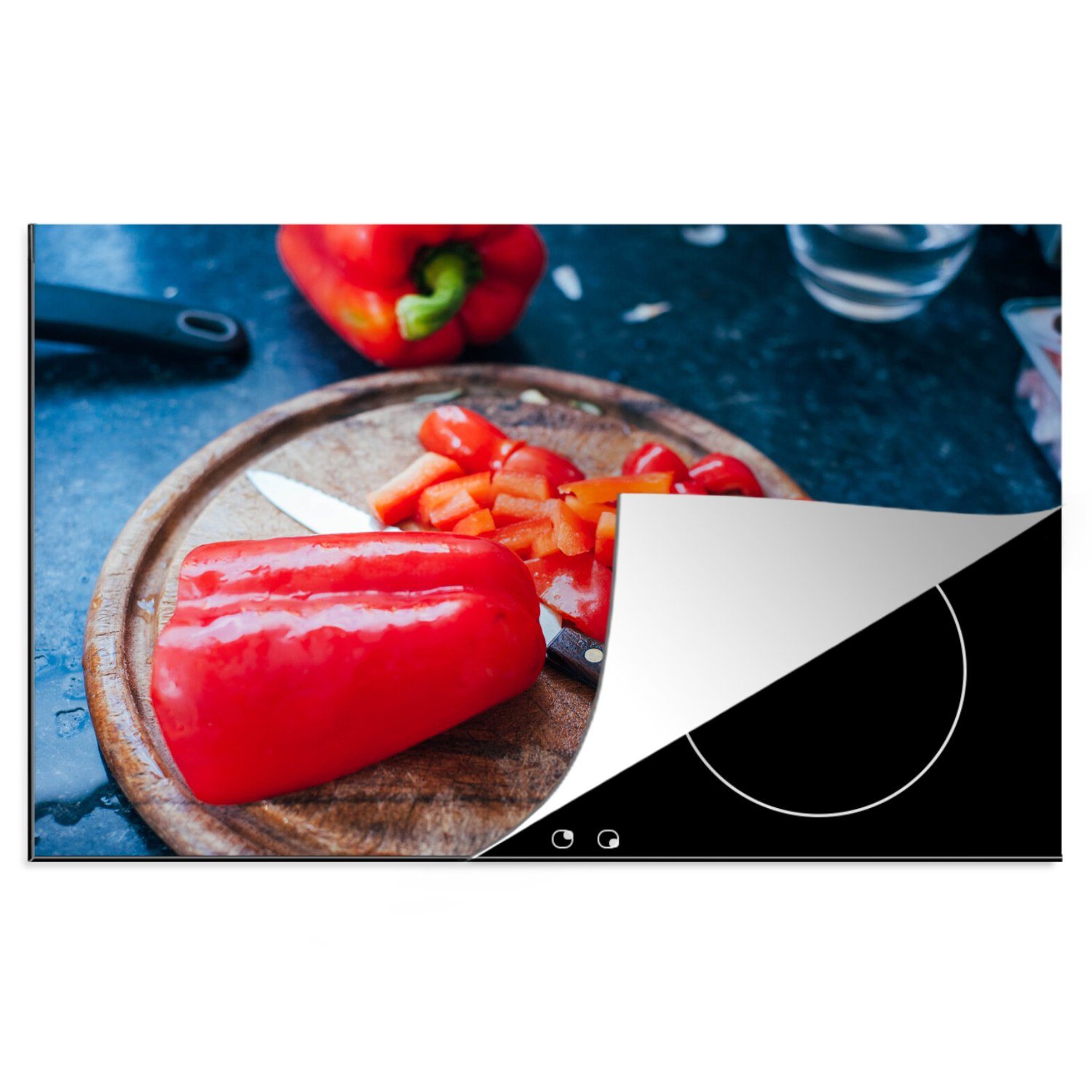 MuchoWow Herdblende-/Abdeckplatte Gehackte rote Paprika auf einer Holzunterlage, Vinyl, (1 tlg), 81x52 cm, Induktionskochfeld Schutz für die küche, Ceranfeldabdeckung