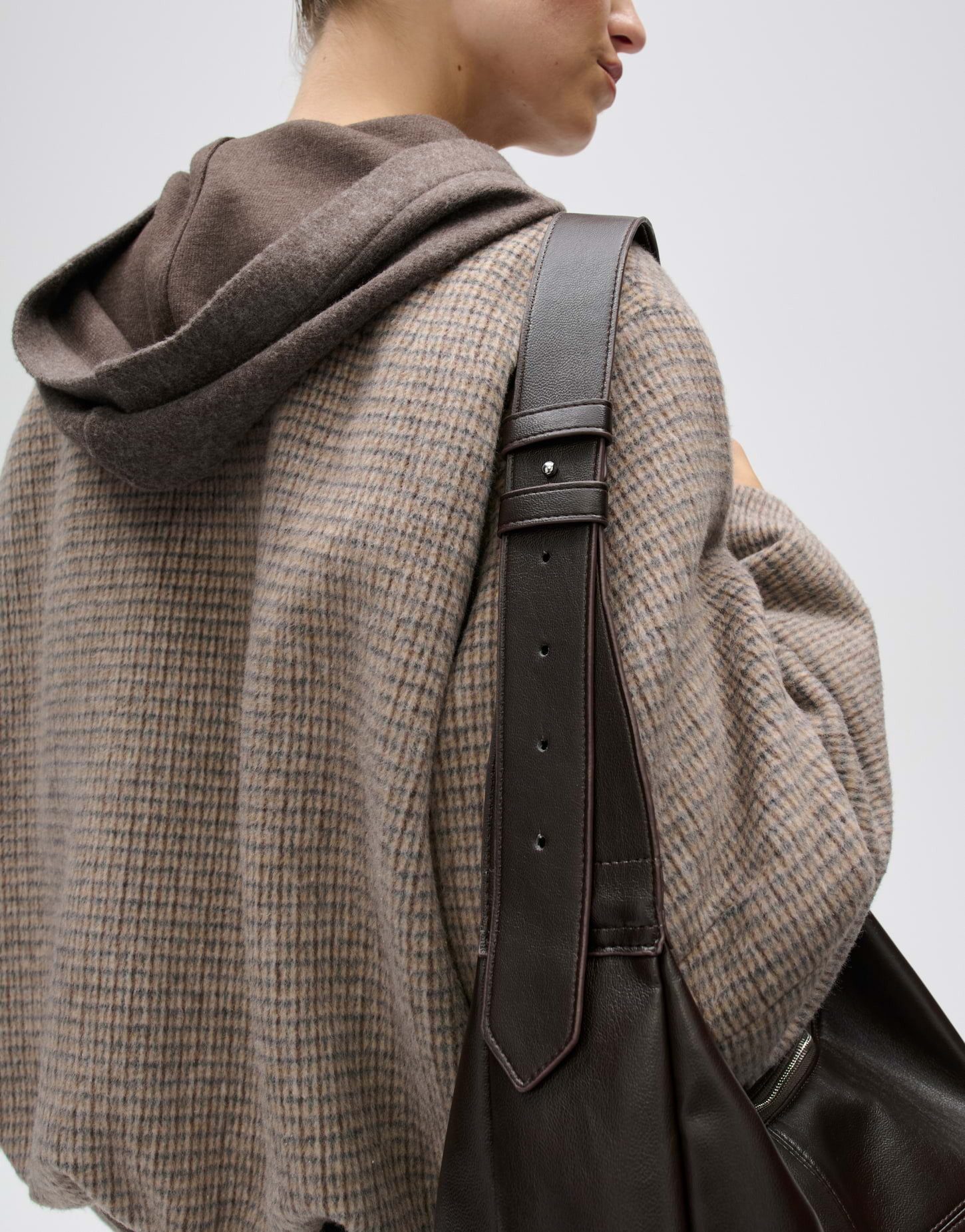 OPUS Umhängetasche Aloli bag aus glatter Lederoptik, Markante Halbmondform mit formstabilem Griff und Reißverschluss – Bild 3 von 5