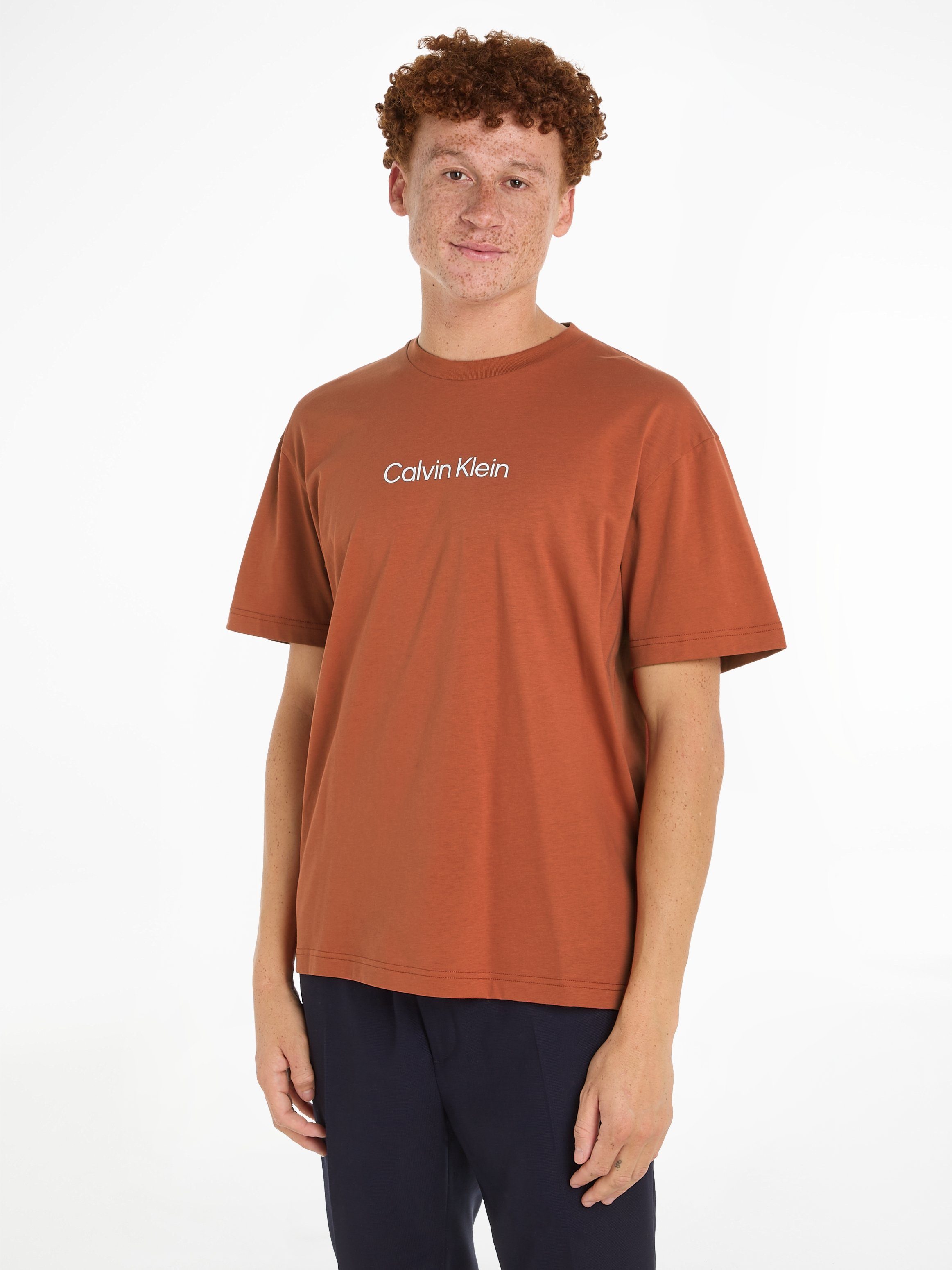 Calvin Klein T-Shirt HERO LOGO Copper COMFORT Markenlabel aufgedrucktem Sun T-SHIRT mit