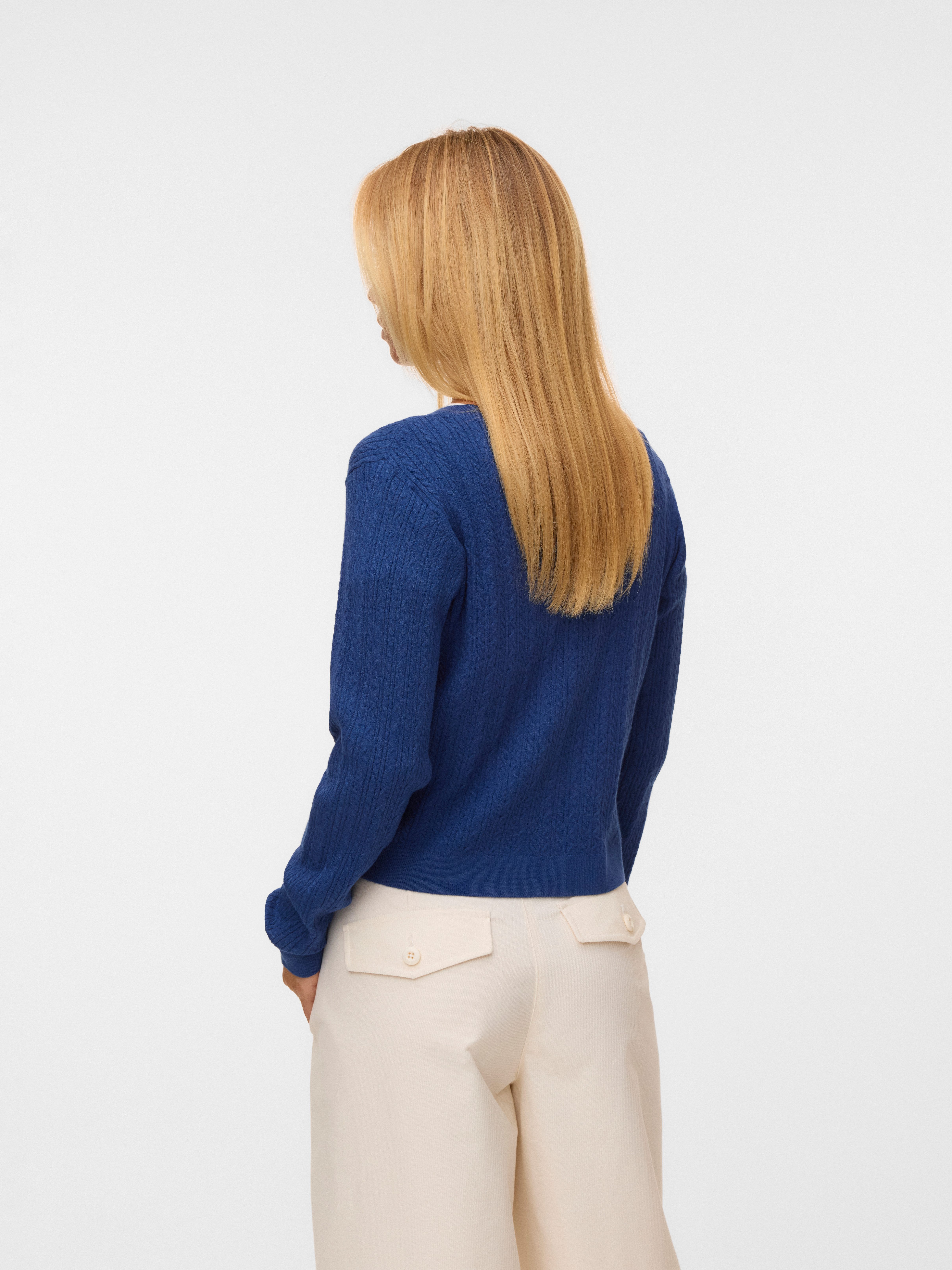Vero Moda Strickjacke VMGOLD CABLE LS O-NECK CARDIGAN Viskosemischung, regular fit – Bild 2 von 4