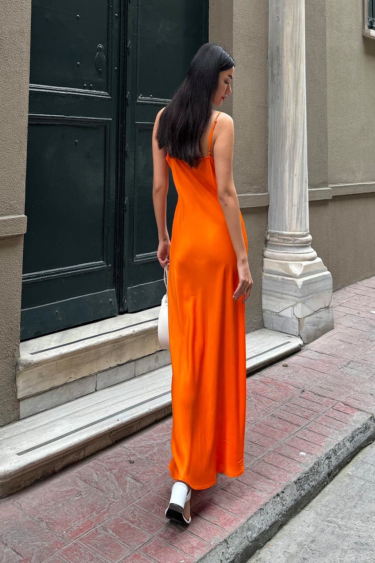 For You Moda Midikleid Orange Satin Maxikleid mit gerafftem Oberteil und Spaghettiträgern – Bild 5 von 5
