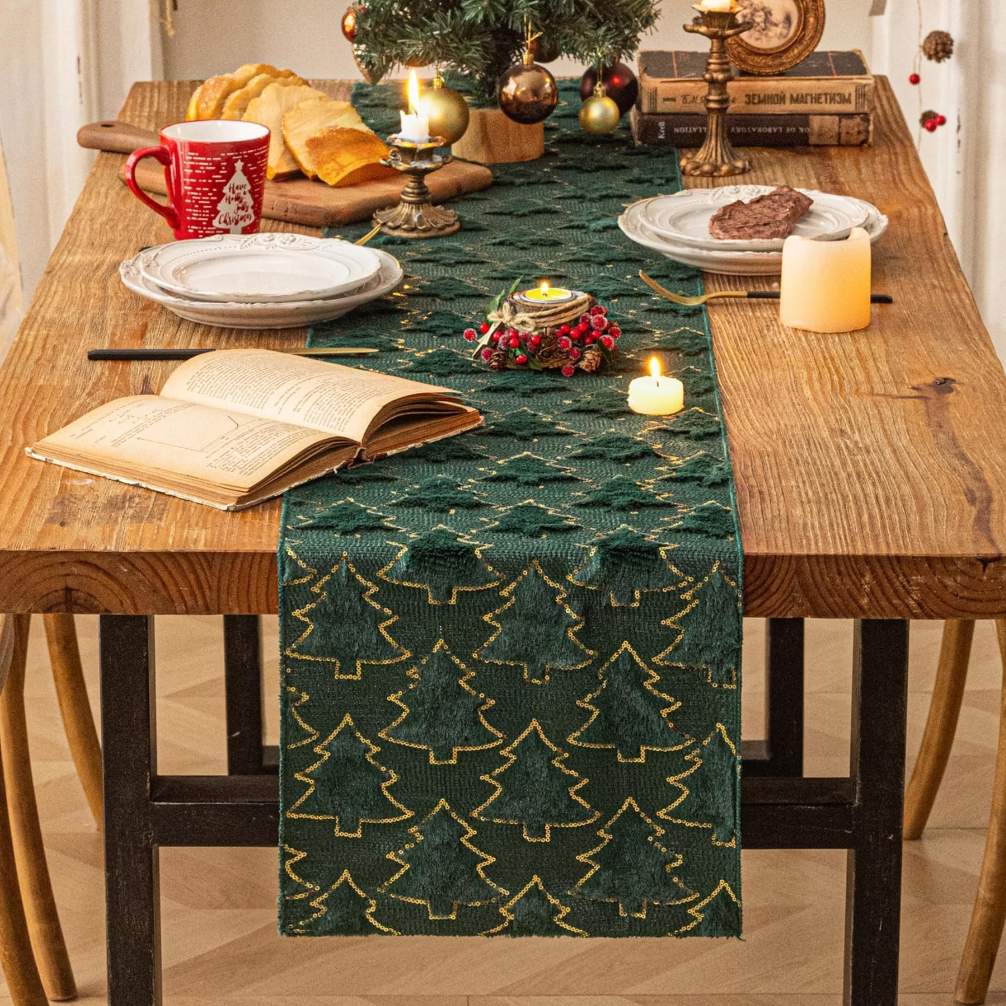 FOUORTUNATE-BEE Tischläufer Weihnachts-Tischläufer mit grünen Tannen & Pailletten – Festliche Deko, Winterlicher Tischläufer für Küche & Esszimmer