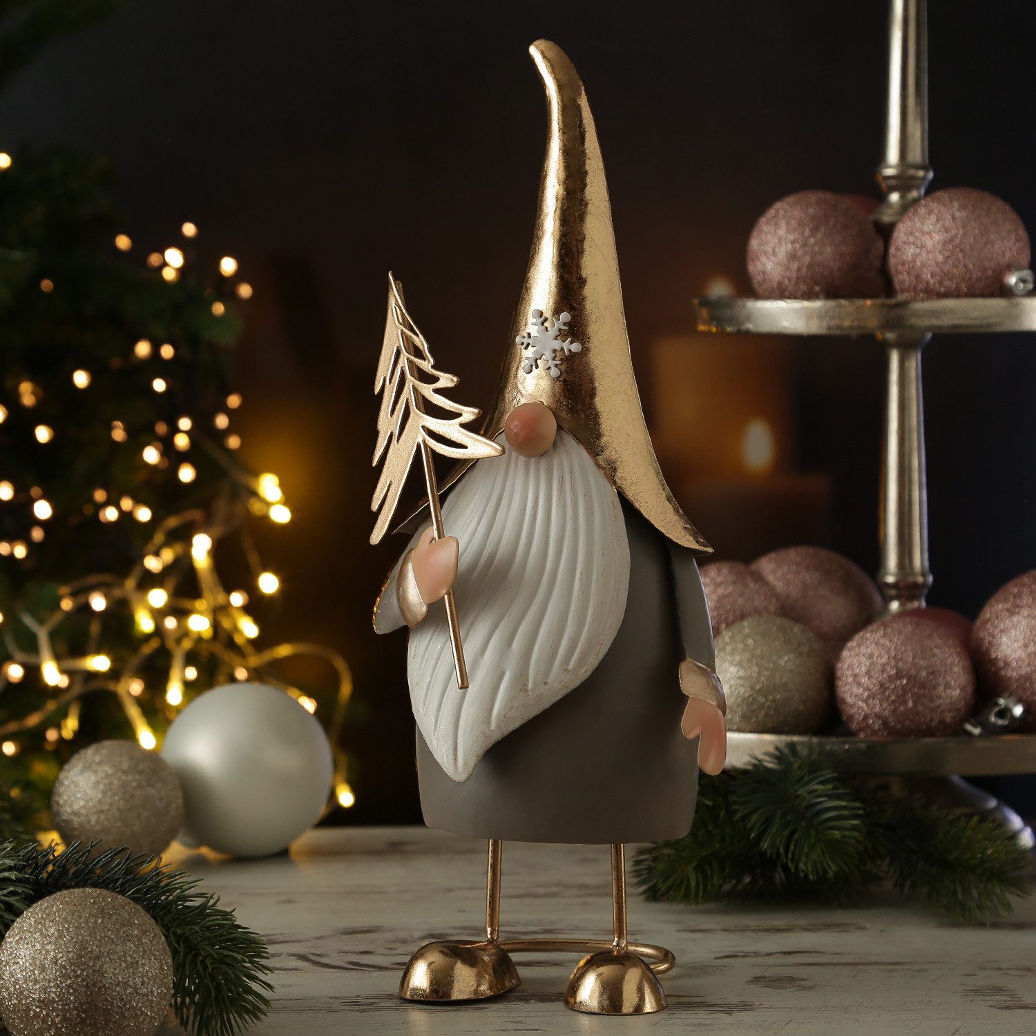 MARELIDA Weihnachtsfigur Weihnachtswichtel mit Baum Dekofigur aus Metall Zwerg Gnom 35cm