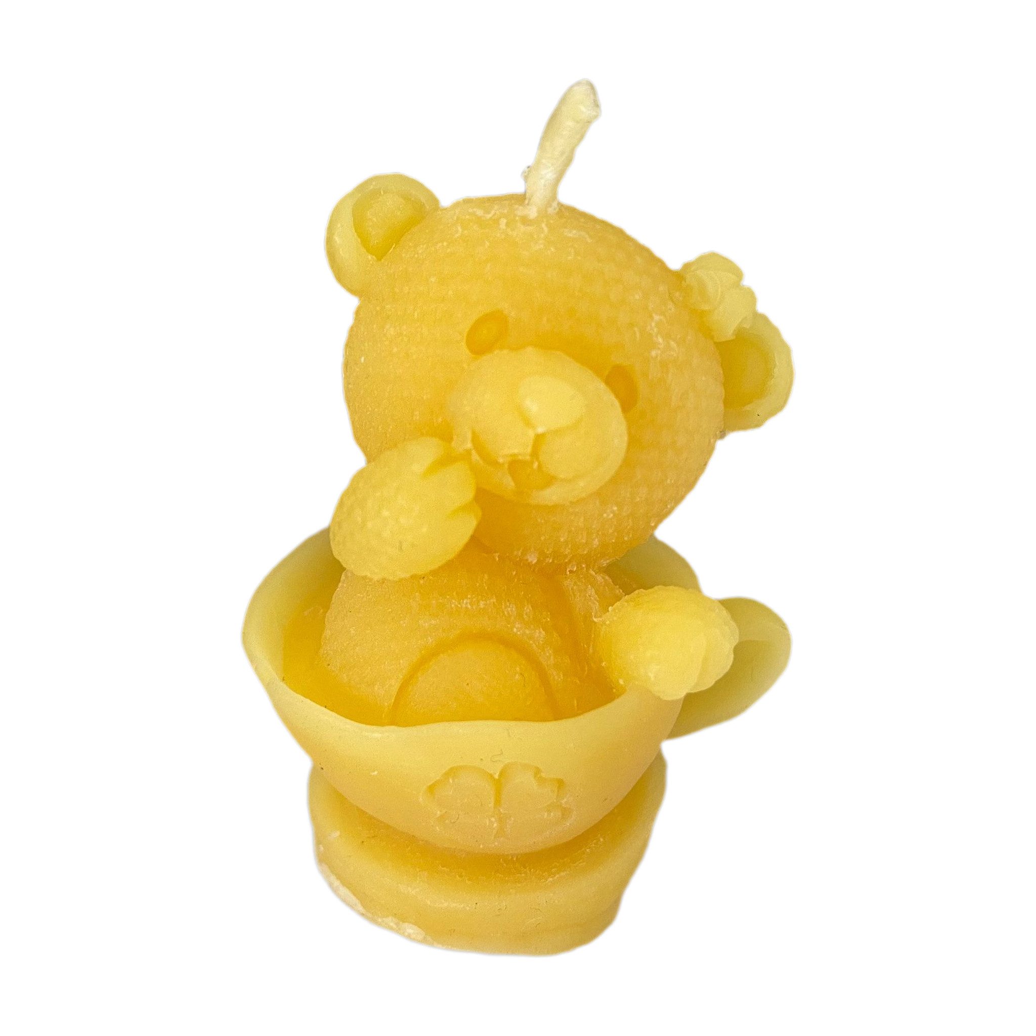 Aspinaworld Bienenwachskerze Bär Kerze in Tasse 6 cm natur – Pfote an der Wange, Untertasse (1-tlg)