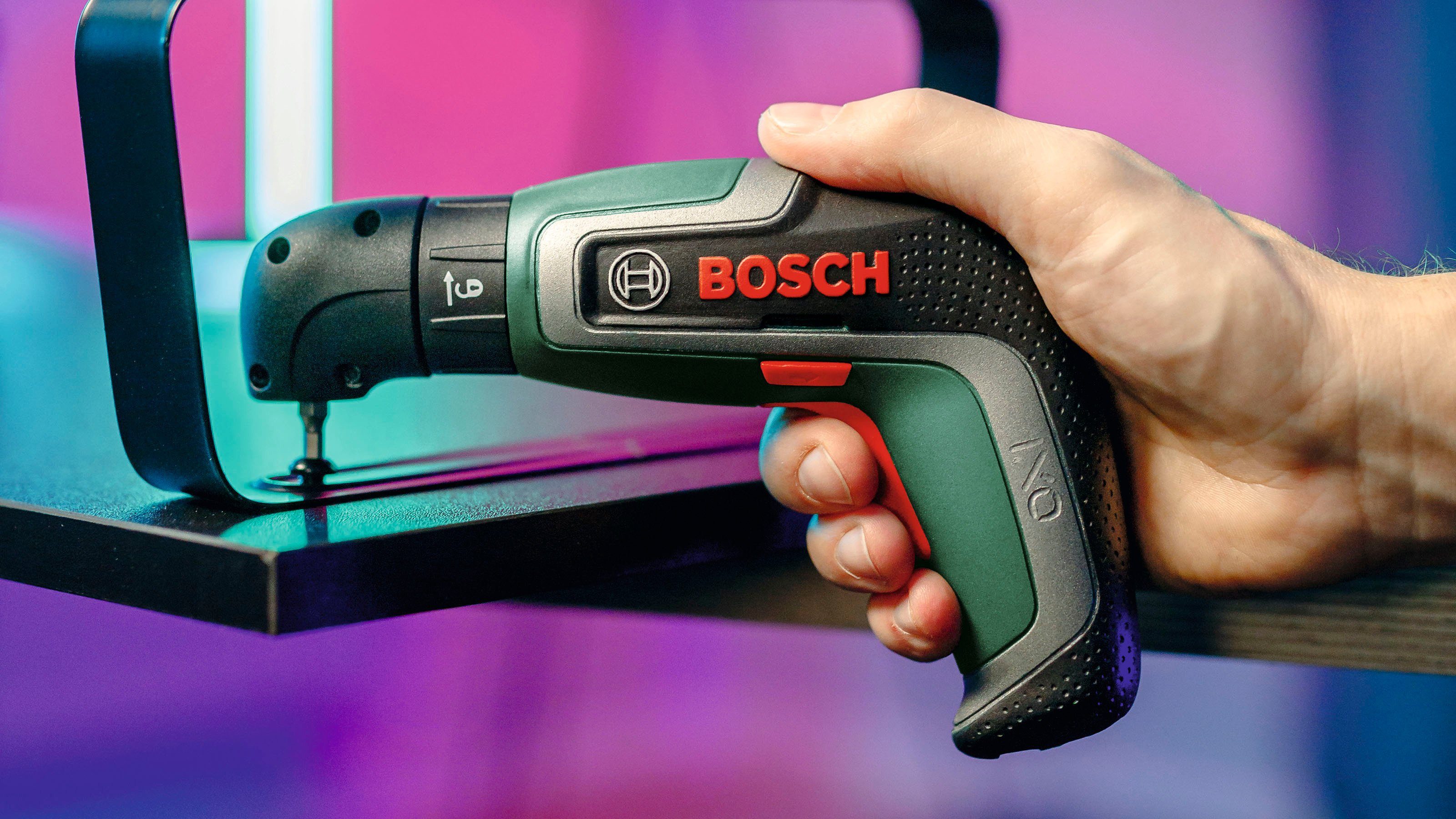 Bosch Home & Garden Akku-Schrauber »IXO 7«, 5,5 Nm, (Set), 10-tlg. Bit-Set, Winkelaufsatz, Exzenteraufsatz, Aufbewahrungsbox – Bild 2 von 5