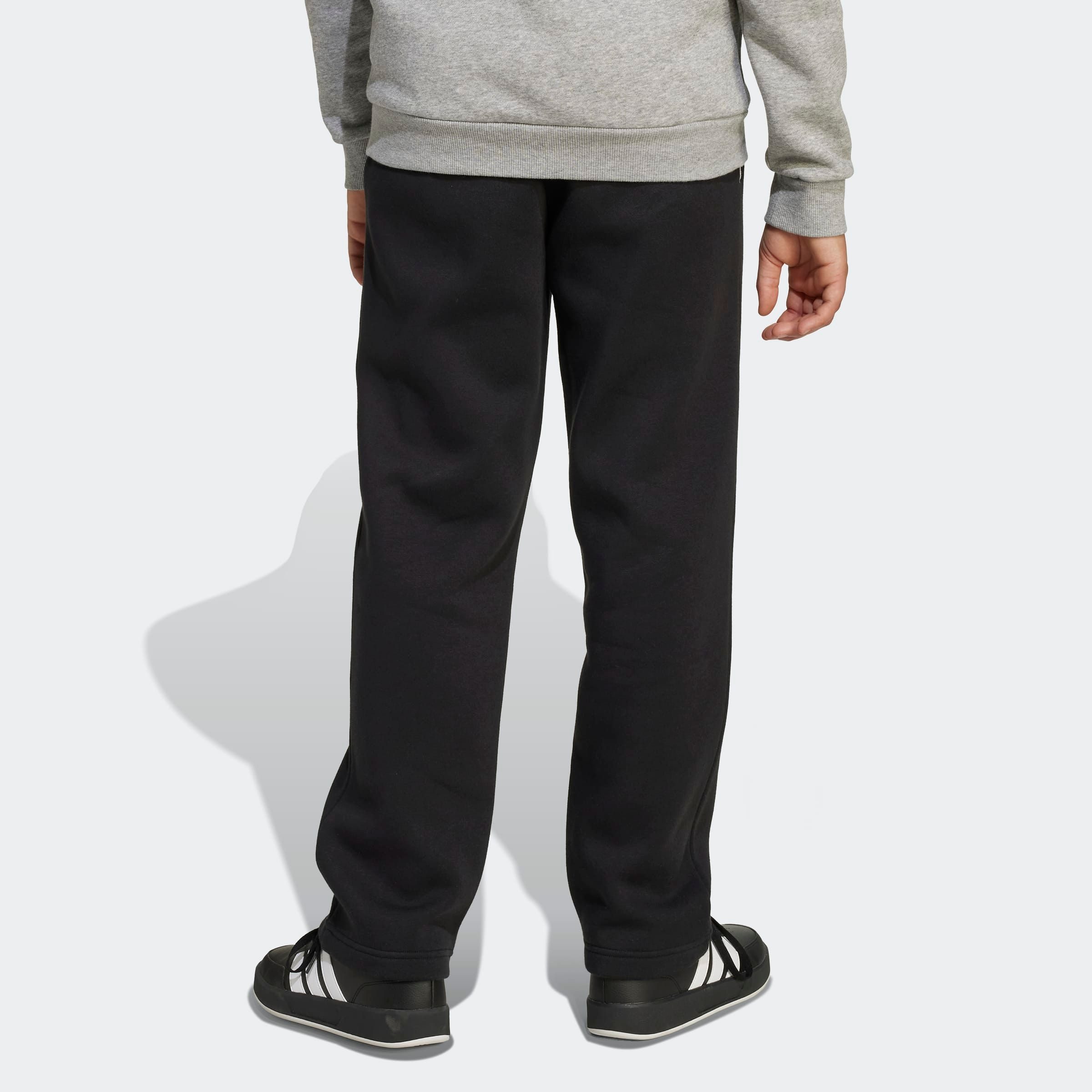 adidas Sportswear Sporthose SAISON ESSENTIALS COLLEGE TYPOGRAPHIE KINDER für Kinder und Teens, sportlicher Stil, mit Seitentaschen