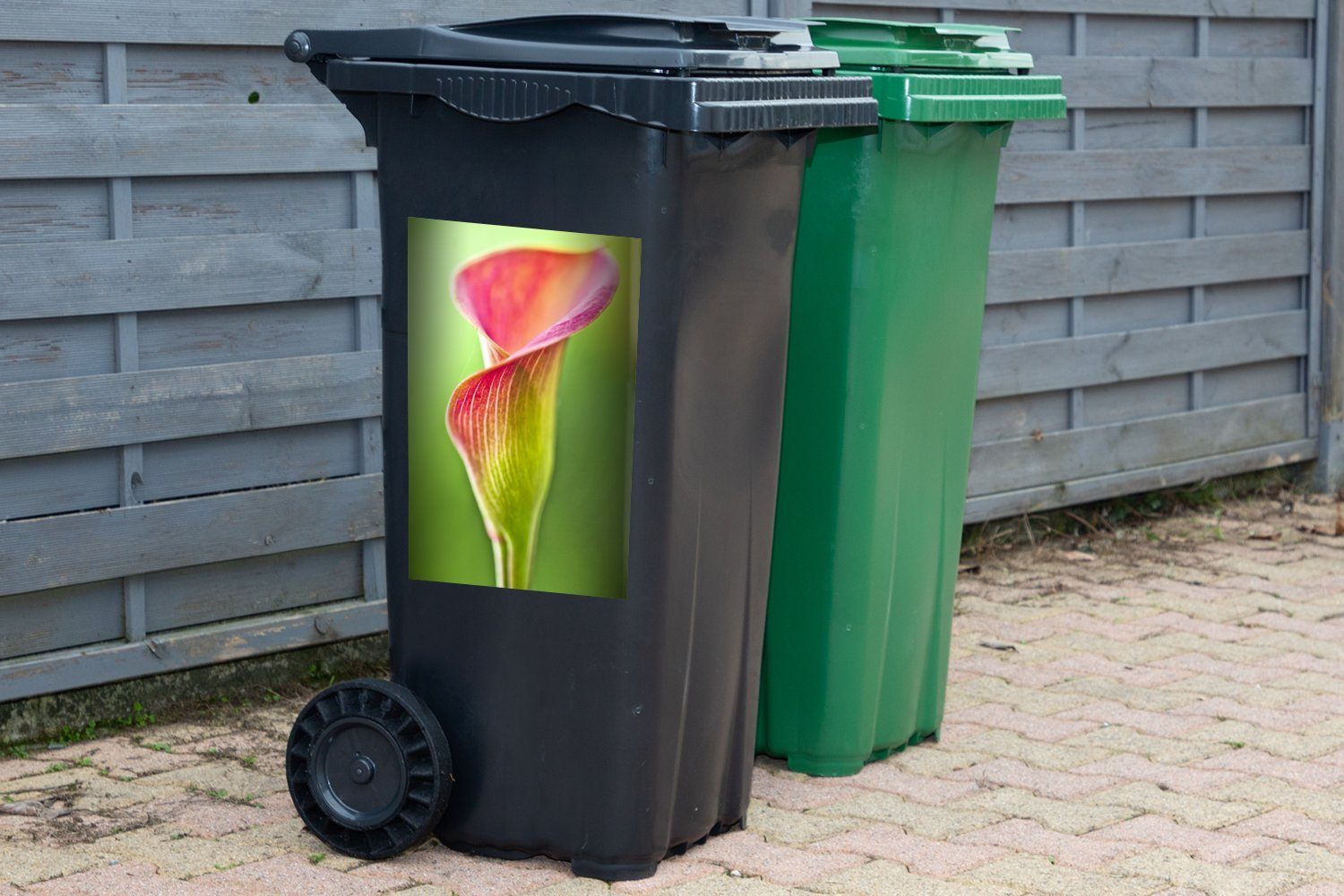 Mülltonne, Hintergrund MuchoWow St), Abfalbehälter Bunte Calla-Blume (1 Wandsticker auf grünem Sticker, Container, Mülleimer-aufkleber,