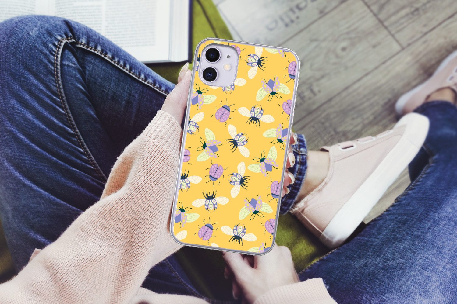 MuchoWow Handyhülle für Apple iPhone 11 Insekten - Muster - Gelb - Lila - Farbenfroh, Smartphone-Bumper, Print, Handy Schutzhülle Dünn