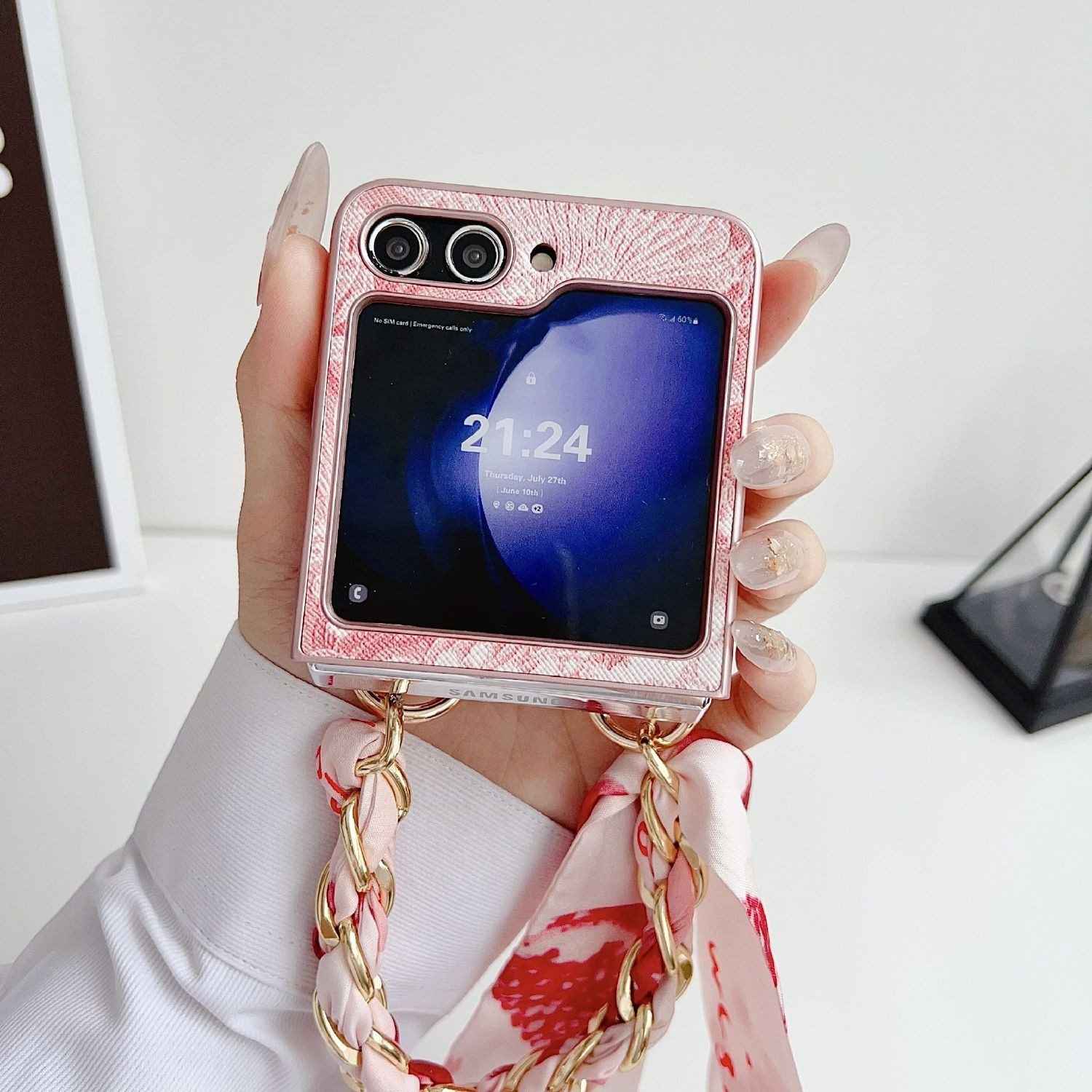 Wigento Handyhülle Für Samsung Galaxy Z Flip7 FE / Flip6 5G Stick Hülle und Armband Braun