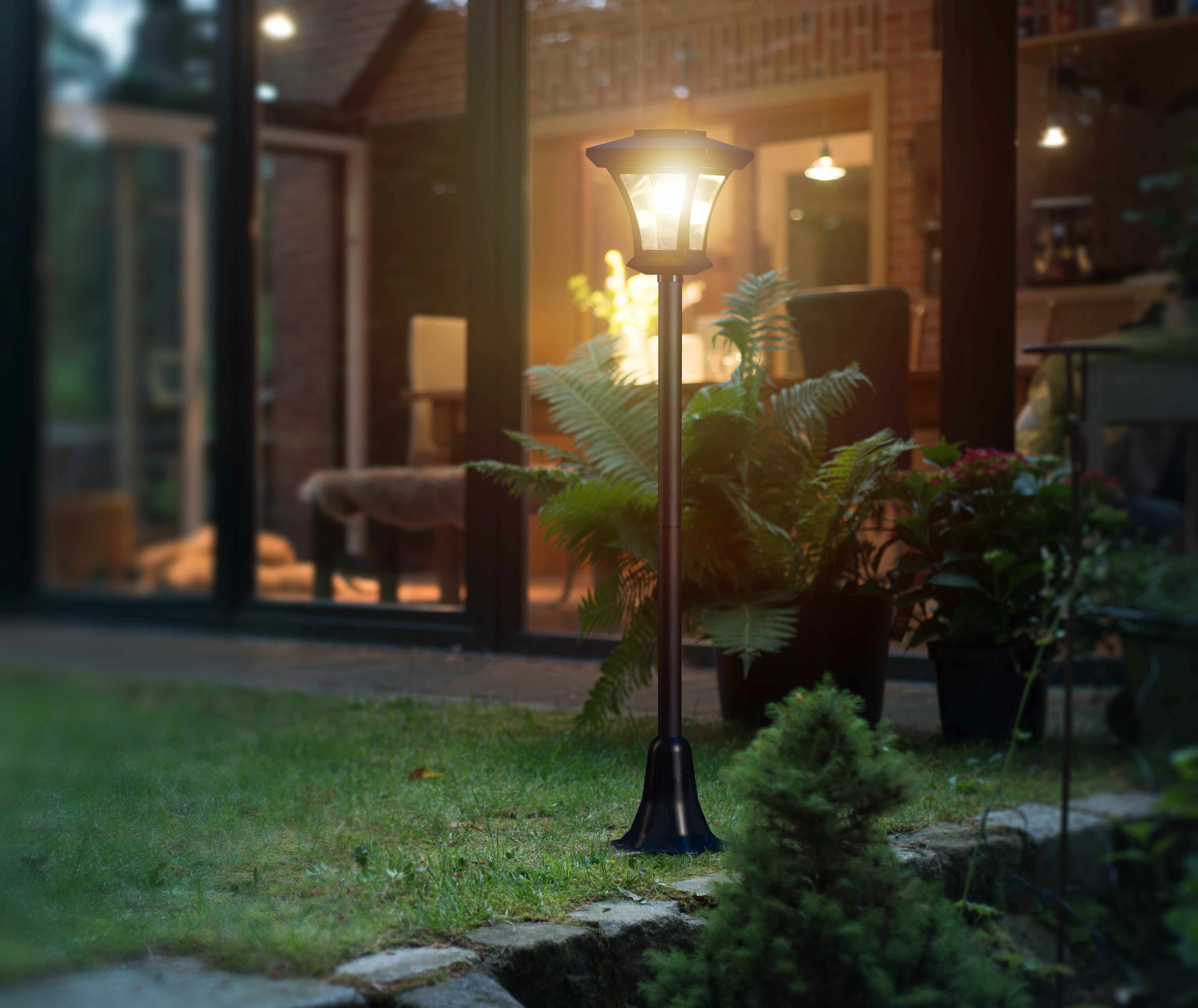 IC Gardenworld LED Laterne Solar Gartenlaterne mit LED Beleuchtung im Straßenlaternen-Design, LED fest integriert, warm-weiß, Retro-Look Laterne, kabellos, warm – Bild 2 von 5