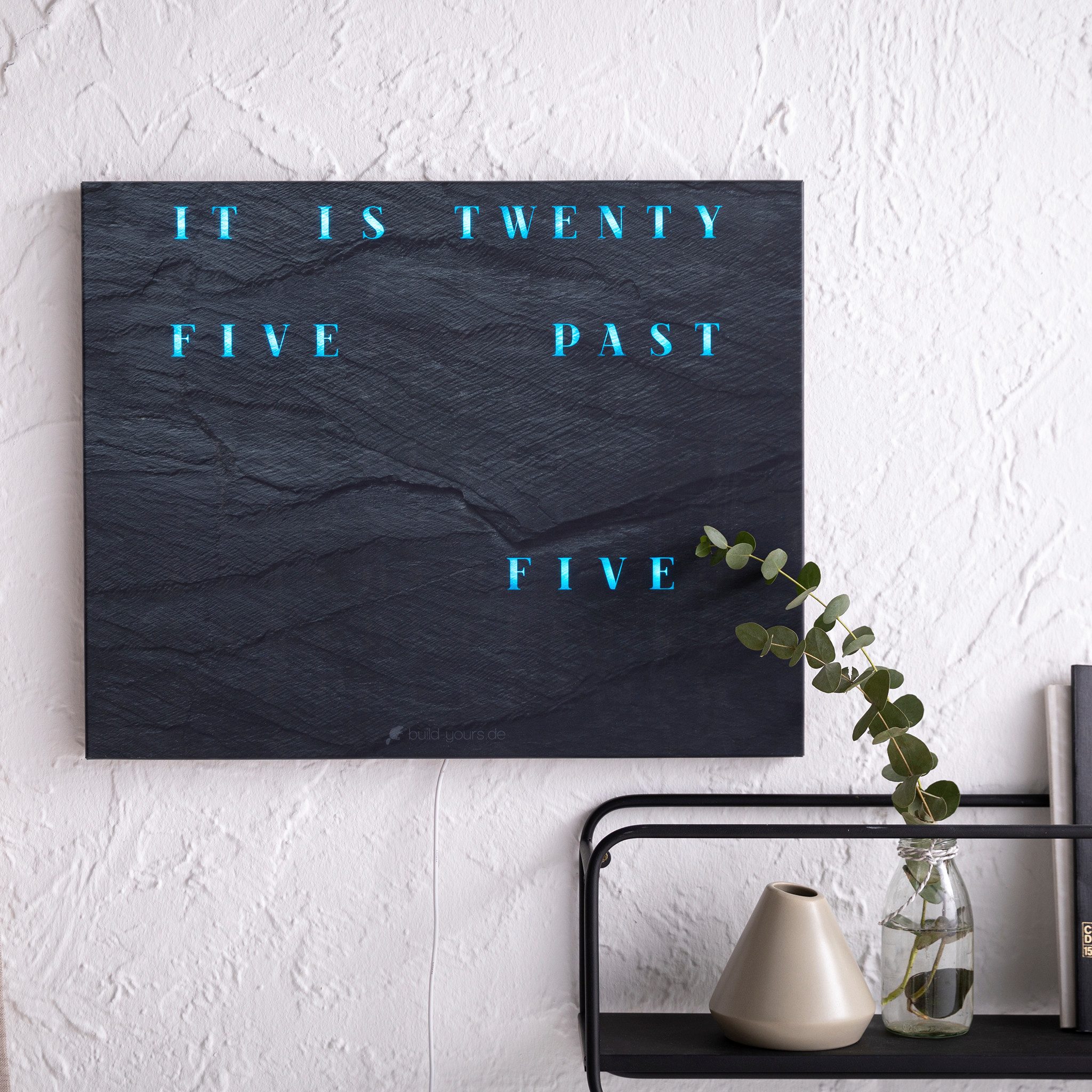 build-yours.de Wanduhr Wortuhr Jupiter in Deutsch - LED Wanduhr zum Aufhängen & Hinstellen (Elegante WordClock aus Stuttgart)