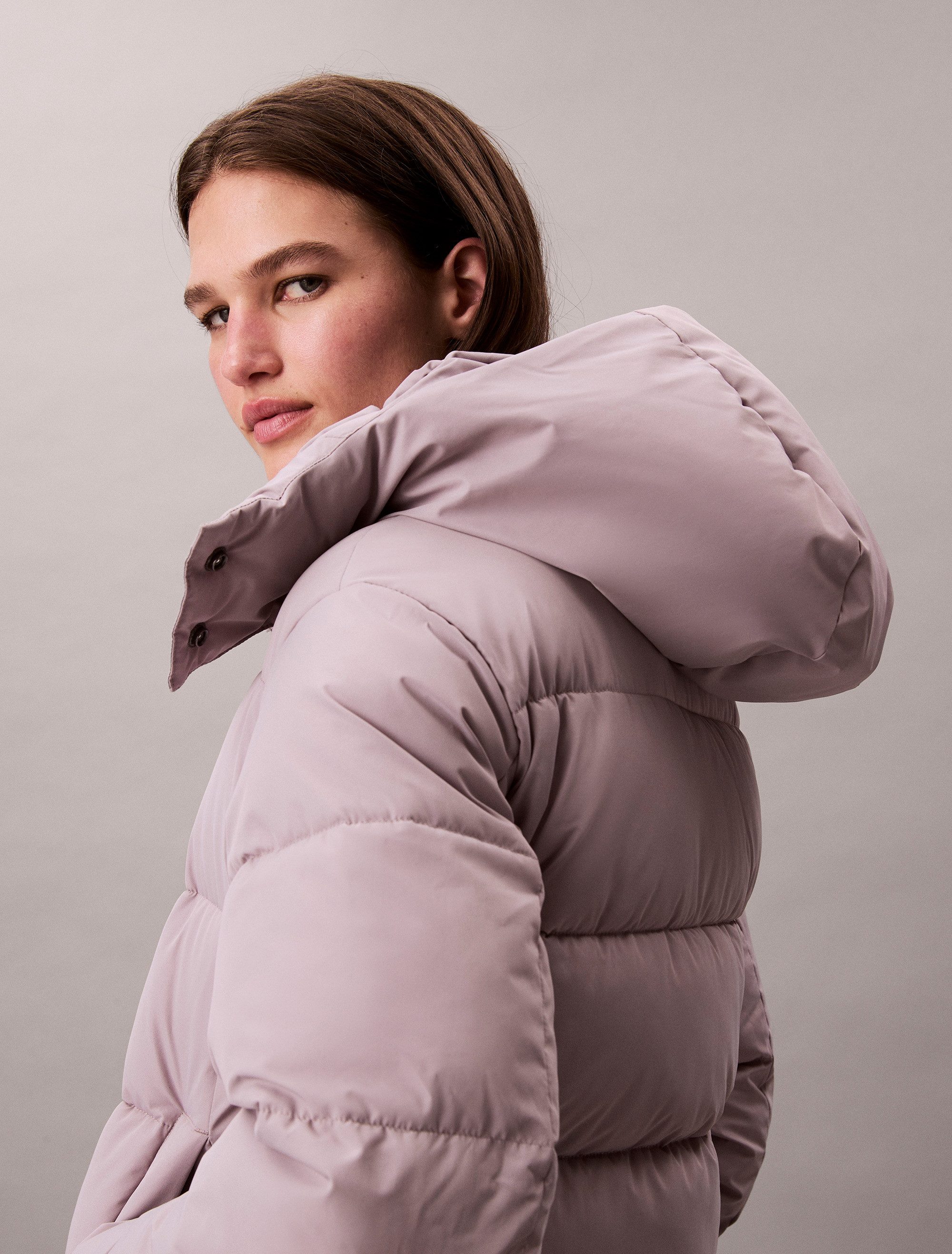 Calvin Klein Jeans Steppjacke MATTE MONOLOGO MW SHORT PUFFER Mit Rundhalsausschnitt, regular fit