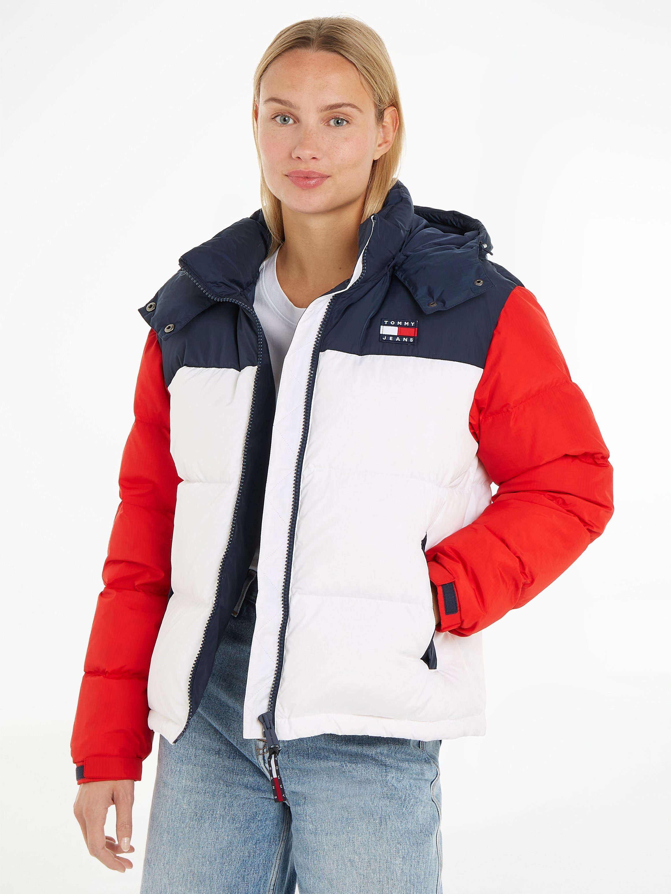 Tommy Jeans Steppjacke TJW CBLK ALASKA PUFFER im modischem Colorblocking, mit Kapuze