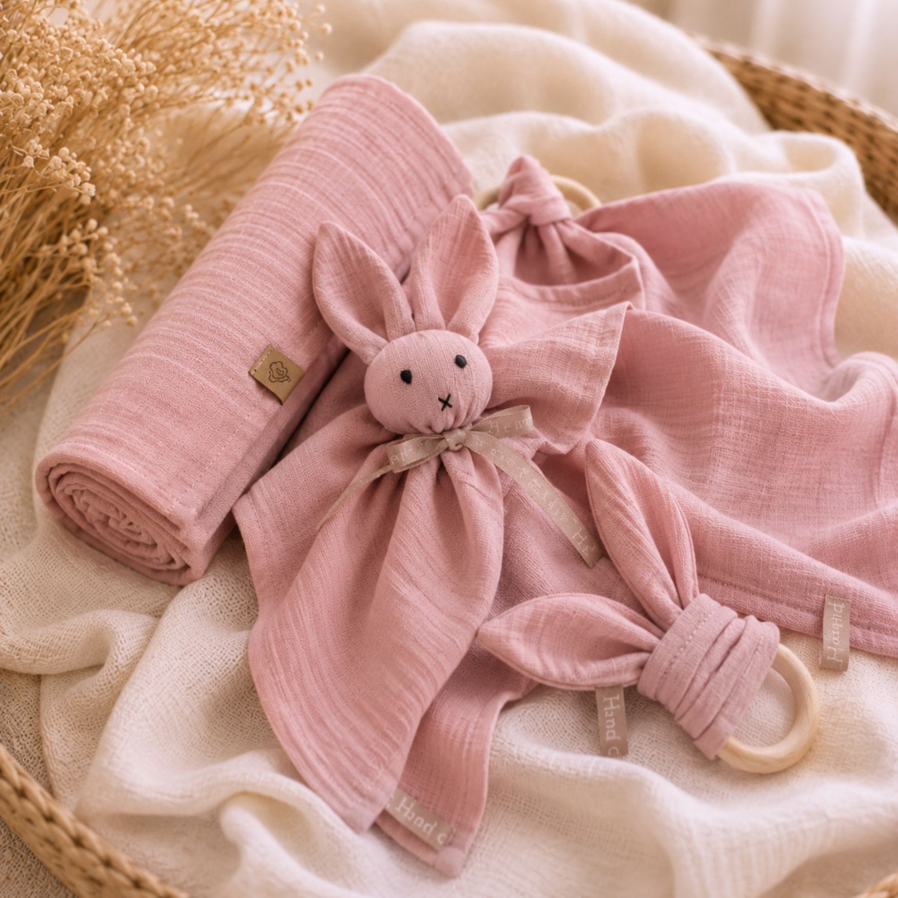 Babymajawelt Neugeborenen-Geschenkset Musselin Geschenk Set 4 tlg Beißring Knistertuch etc. (Motorik & Sinne Set, 4-tlg., 4 Teile: Beißring, Beißtuch, Kuscheltier, Musselintuch) Geschenk zur Geburt, Erstausstattung Besonders Weich & Zart