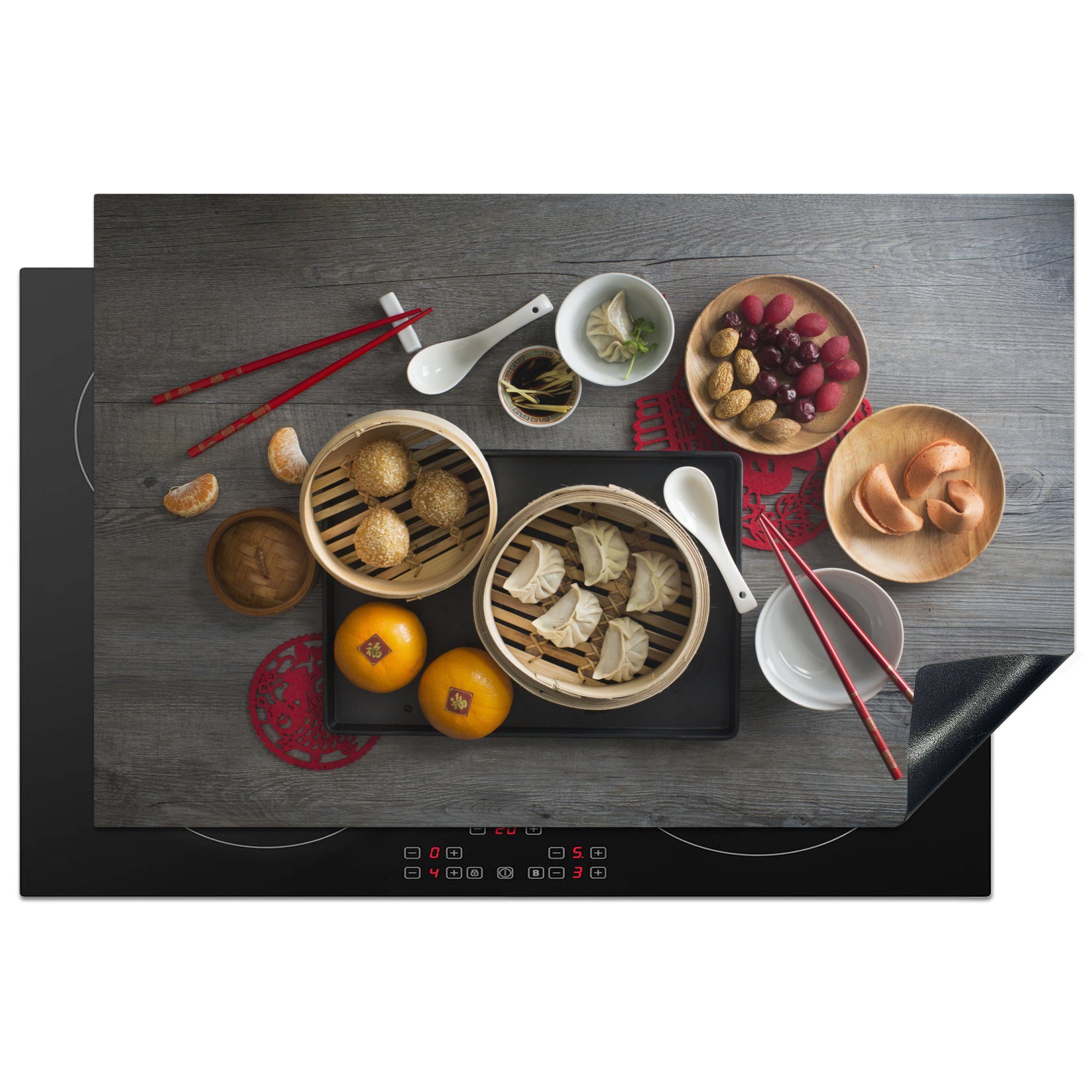 MuchoWow Herdblende-/Abdeckplatte Draufsicht auf chinesisches Essen auf einem Holztisch mit Stäbchen, Vinyl, (1 tlg), 81x52 cm, Induktionskochfeld Schutz für die küche, Ceranfeldabdeckung
