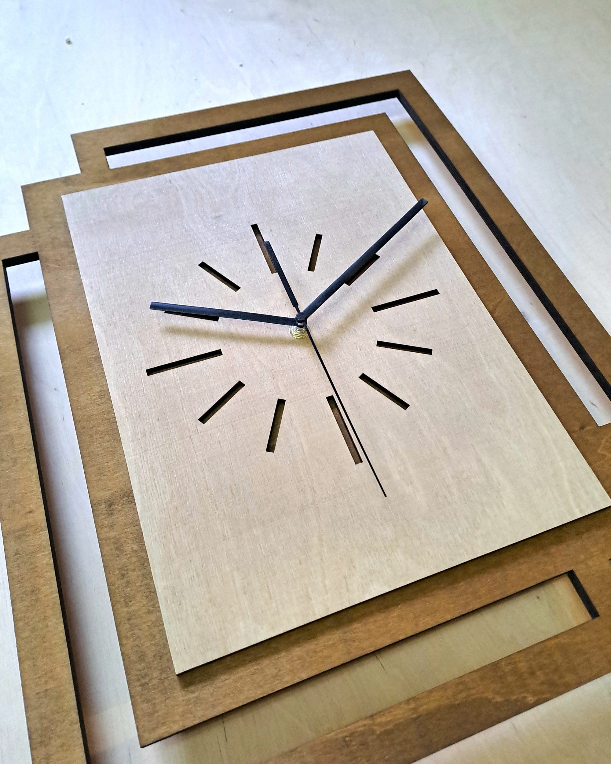 ORNAMENTI Wanduhr Große handgefertigte moderne aus Holz, Hingucker Wanddeko 45 x 55 cm (Rechteckig vertikal ohne Tickgeräusche für Wohnzimmer, ohne Ziffern)