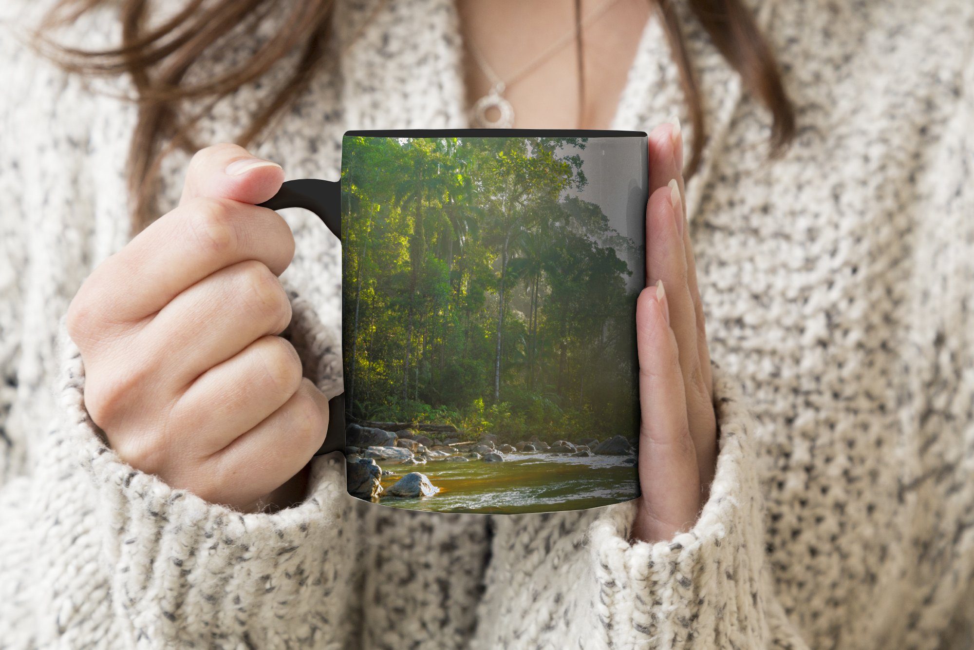 Fluss Kaffeetassen, Keramik, Farbwechsel, Teetasse, Die Zaubertasse, Tasse malaysischen einem MuchoWow Sonne einen auf Wald, scheint Geschenk in