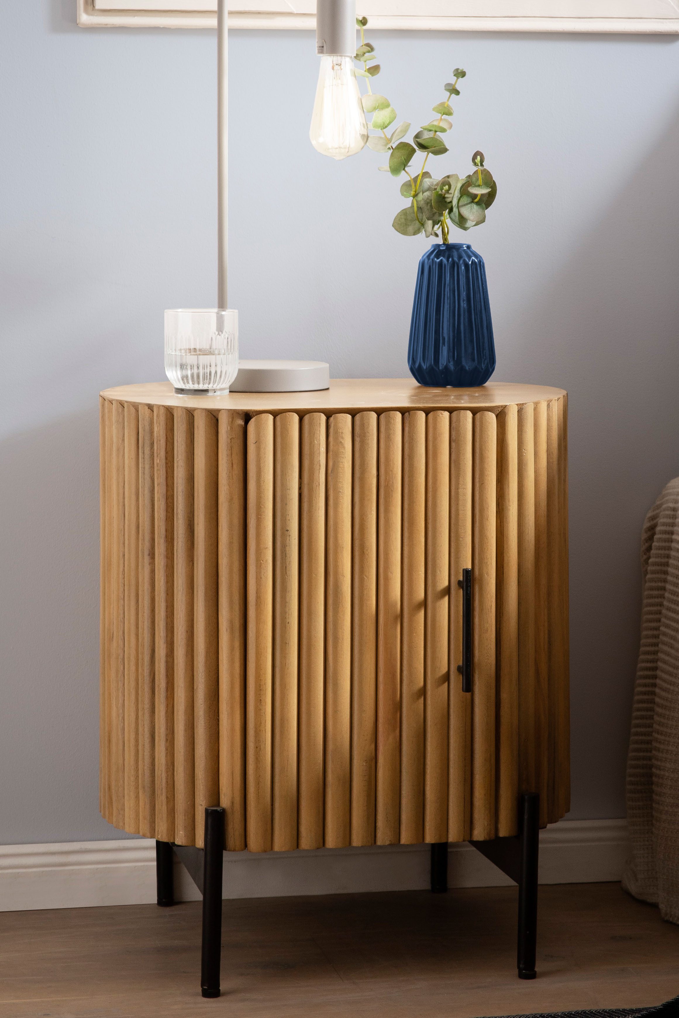 SIT Nachtkommode Kommode Retro – Lamellen‑Design & massives Mangoholz, stilvoll (1 St), Retro‑Lamellen‑Nachtkommode aus massivem Mangoholz, Stauraum