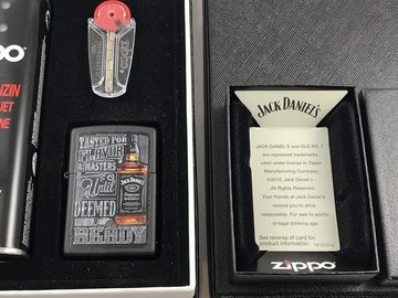 Zippo Feuerzeug Jack Daniel's Flasche Premium Set - Sturmfeuerzeug Geschenkidee (inkl. Geschenkbox, Feuersteine und Benzin)