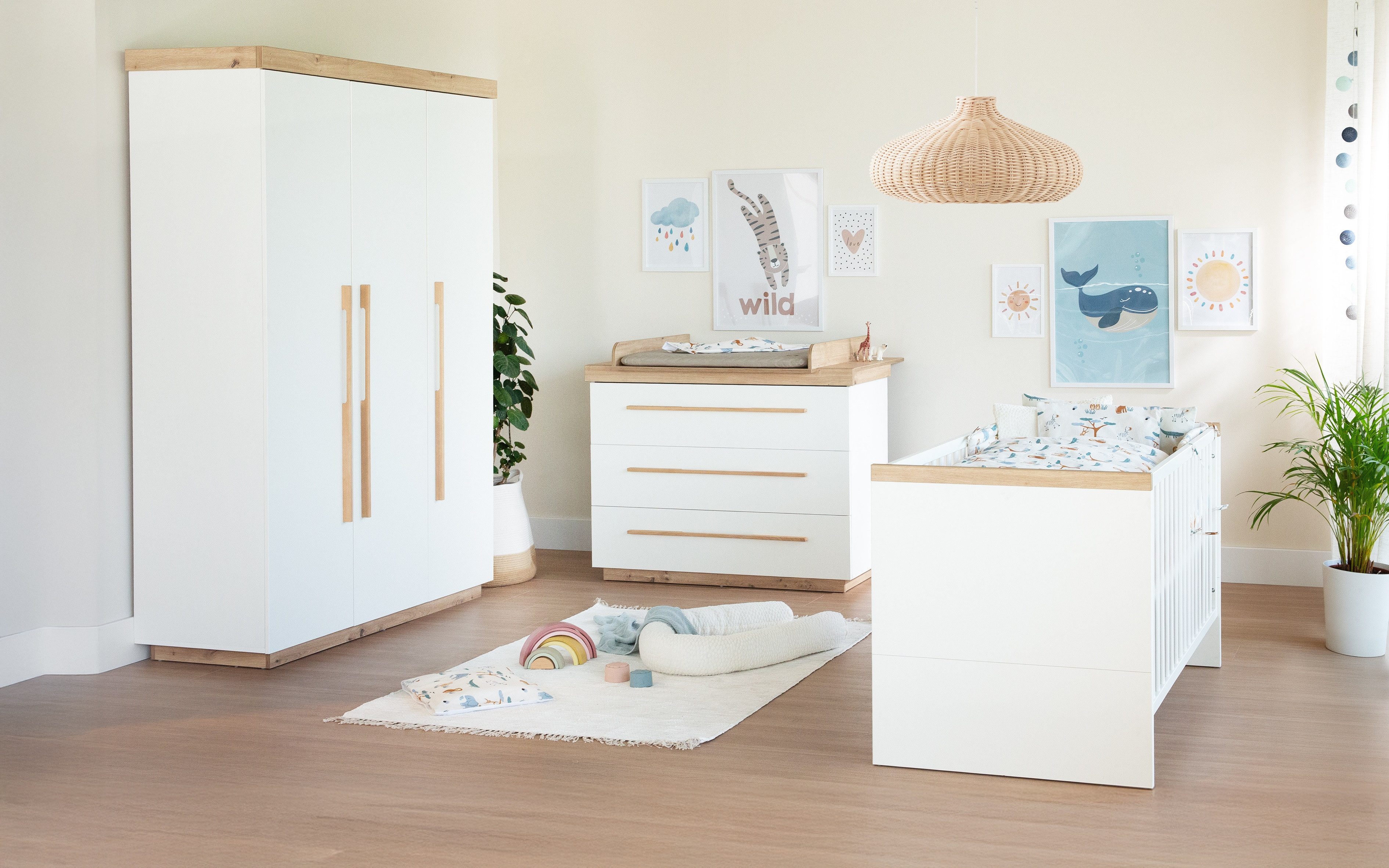 roba® Babyzimmer-Komplettset Lumo - modernes Kinderzimmer aus Holz - Weiß / Artisan Eiche, (Komplett-Set, 3-tlg., Babybett 70 x 140 cm, Wickelkommode, Kleiderschrank), Griffe & Füße aus Massivholz - Skandinavisches Design - MADE IN EUROPE