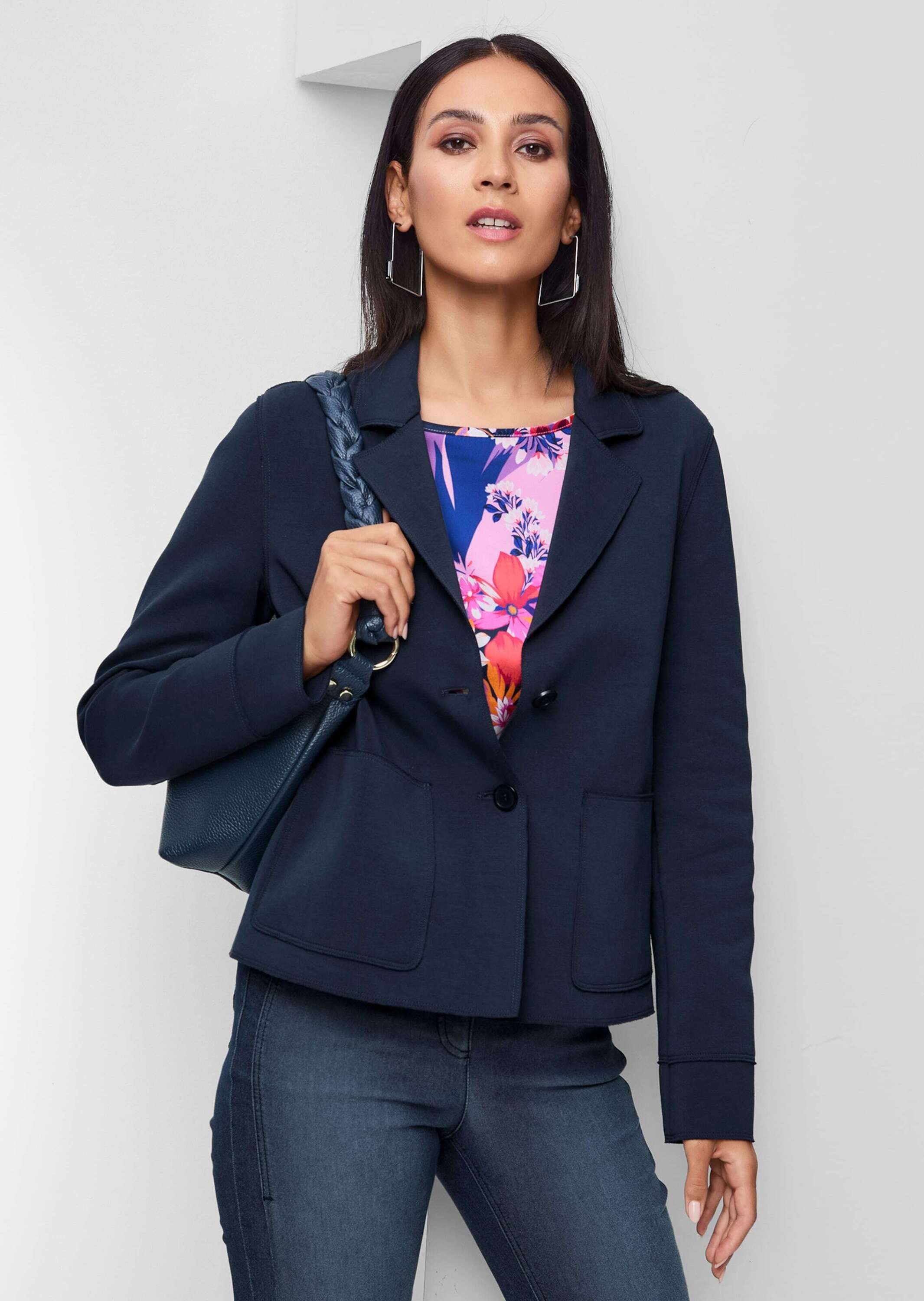 MADELEINE Outdoorjacke Trendiger Blazer mit grafischem Muster Grafisches Design, Reverskragen und Knopf als stilvolle Details