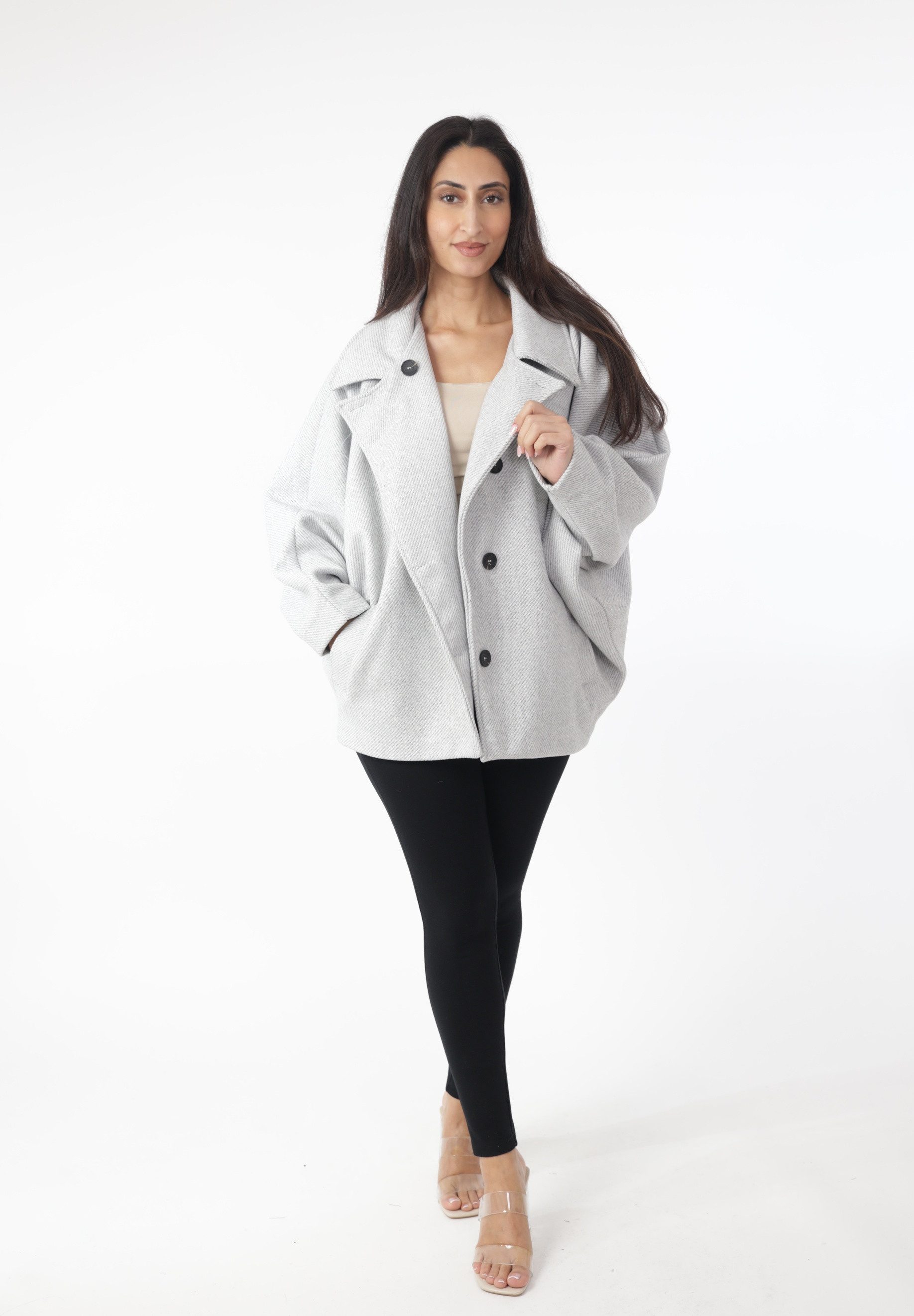 Elara Kurzmantel — Damen Cape-Jacke Oversize mit Knopfleiste und großem Kragen