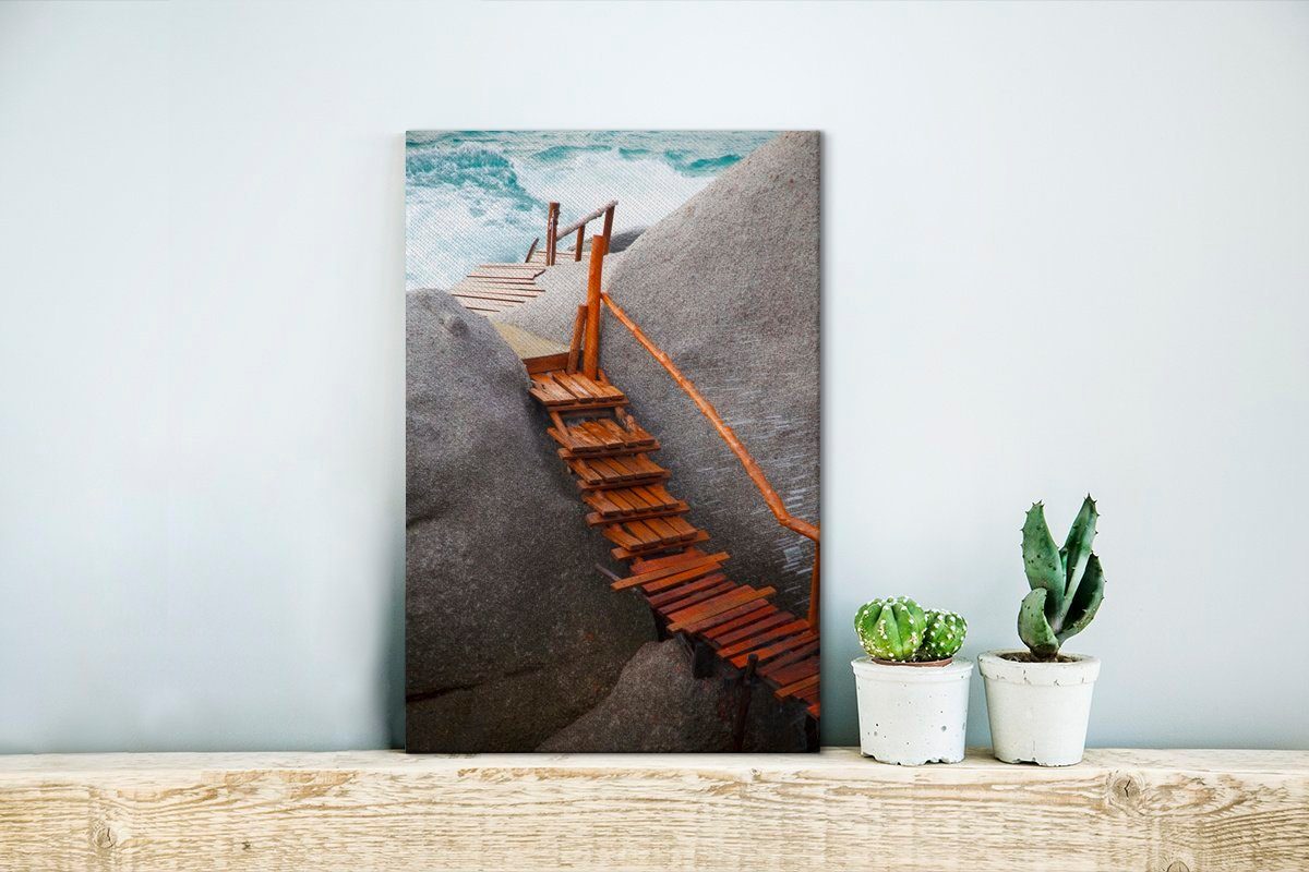 OneMillionCanvasses® Leinwandbild Steg zwischen cm bespannt Tao inkl. Gemälde, Zackenaufhänger, Ko Thailand, den fertig (1 Felsen 20x30 St), Leinwandbild