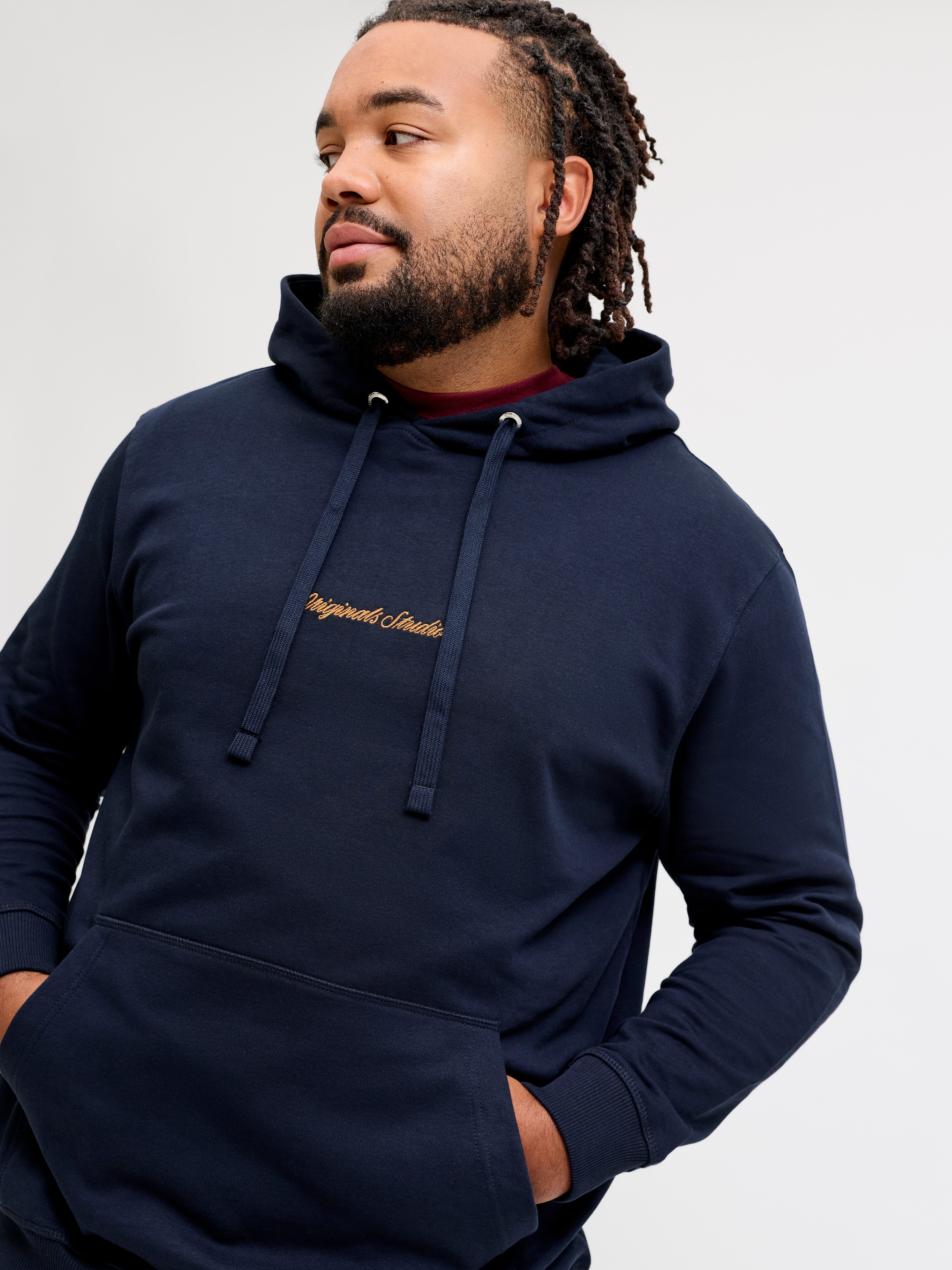 Jack & Jones PlusSize Kapuzensweatshirt JORNORREBRO EMB SWEAT HOOD PLS Baumwollmischung, regular fit – Bild 2 von 5