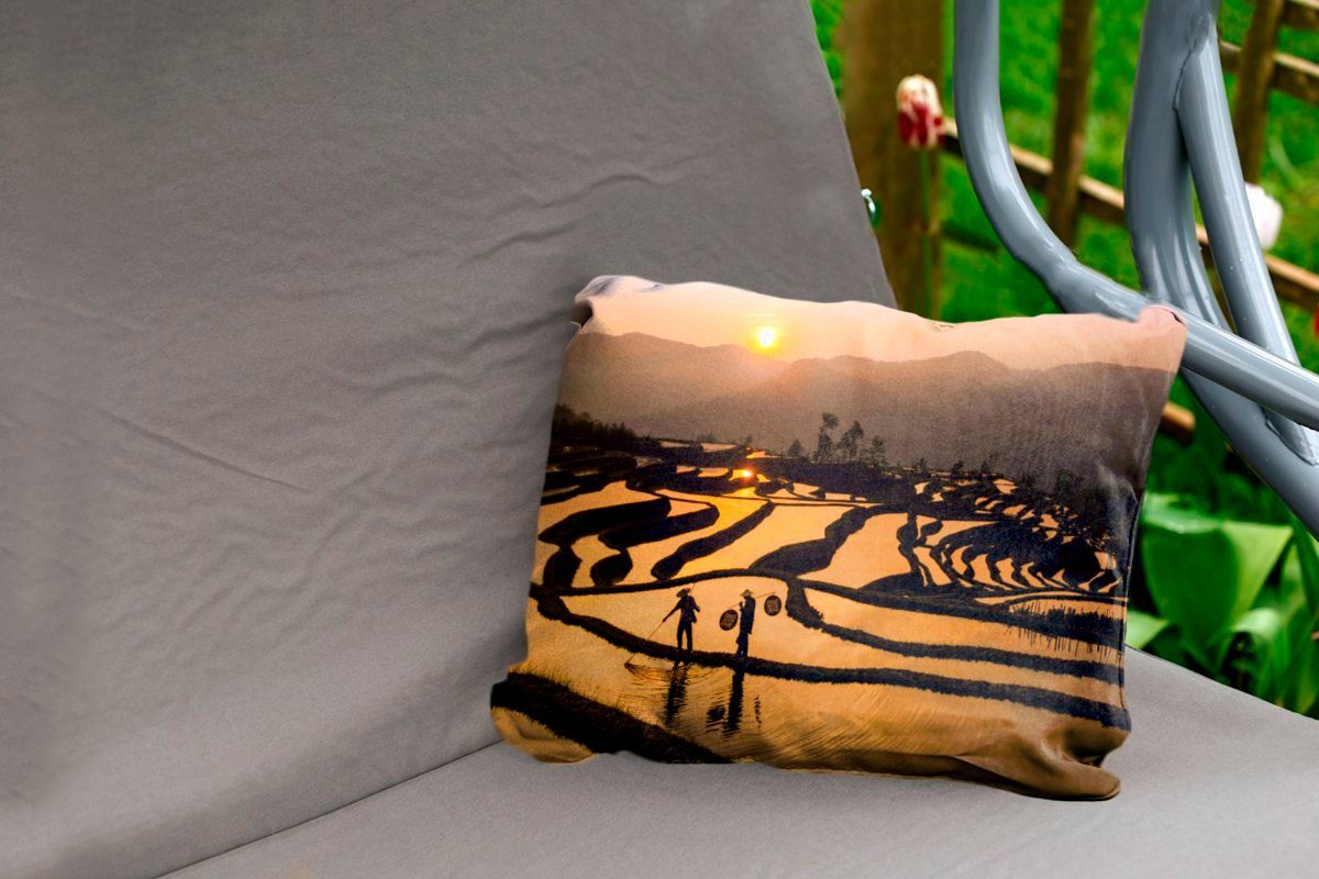 einem Bild von Outdoor-Dekorationskissen, Kissenhülle Reisfeld Polyester, Sonnenuntergang, bei Schönes Dekokissenbezug, Dekokissen MuchoWow