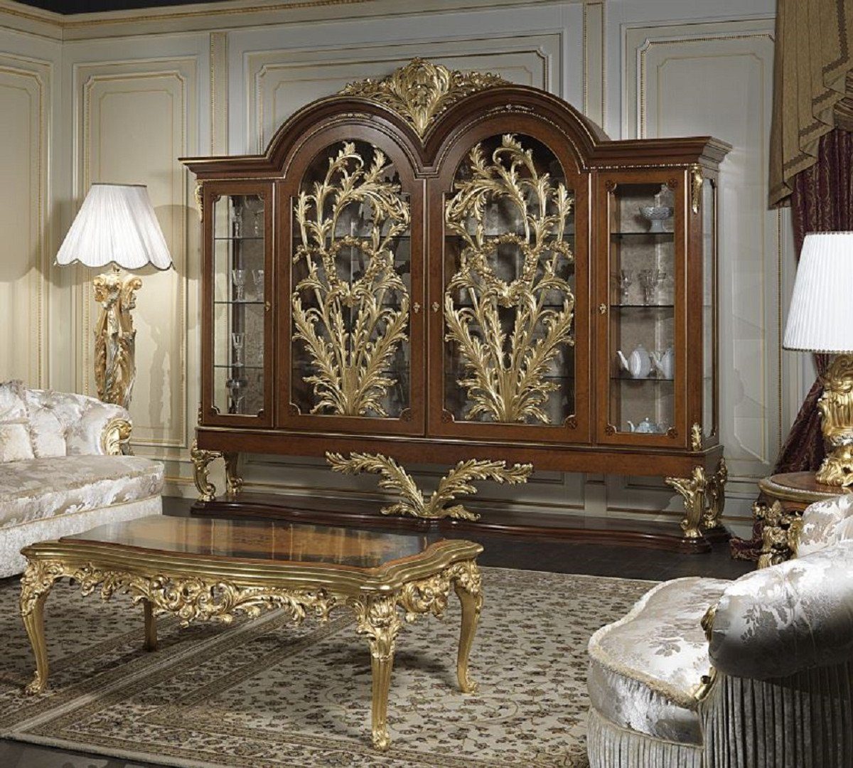 Casa Padrino Vitrine Luxus Barock Vitrine Braun / Gold 308 x 50 x H. 242 cm - Edler Massivholz Vitrinenschrank mit 4 Türen - Hotel Restaurant Schloss Möbel - Luxus Qualität - Made in Italy