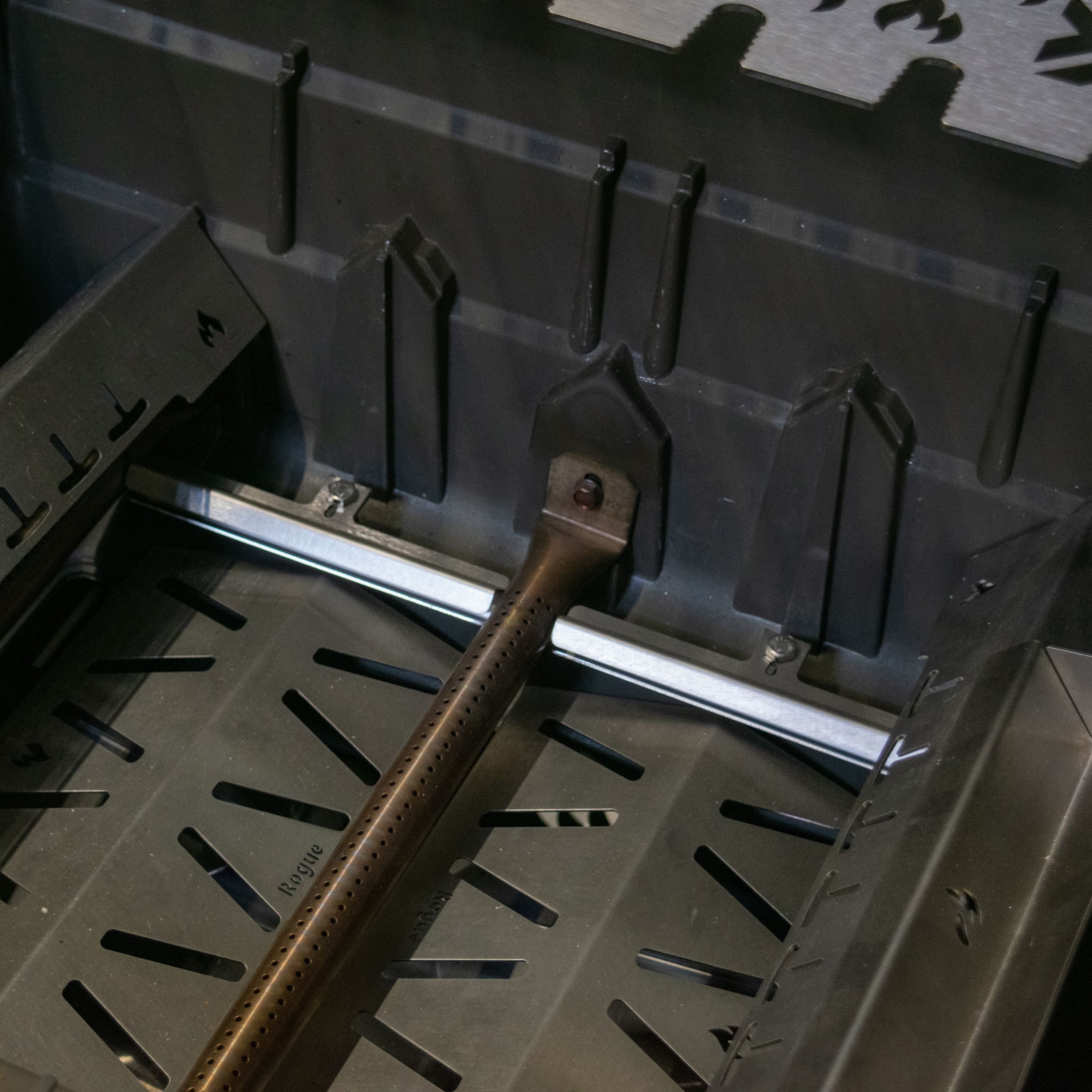 Grillrost.com BBQ Grillrost BBQ Flammenbrücke Napoleon Rogue 525, Made in Germany