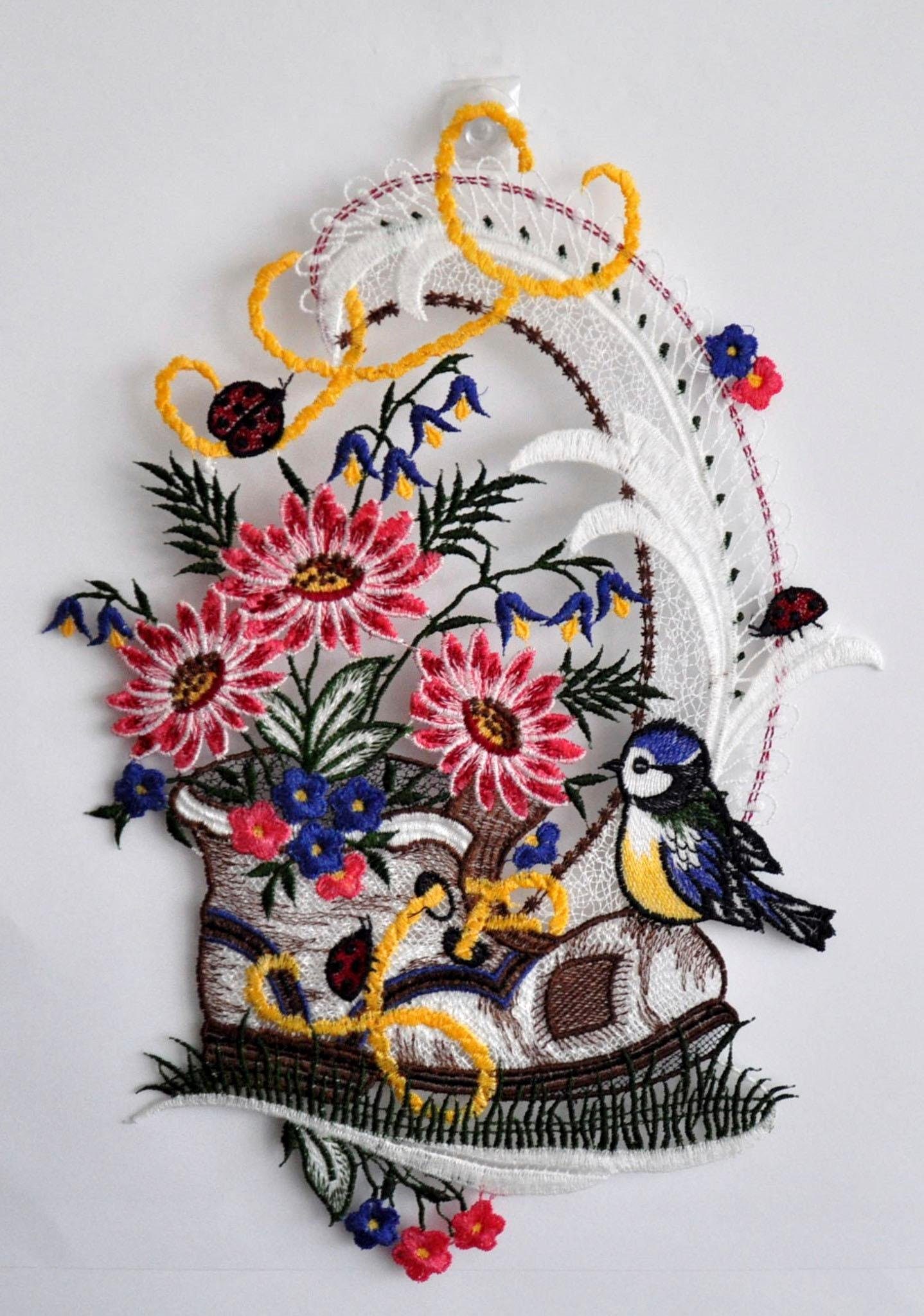 Stickereien Plauen Fensterbild Vogel auf Schuh