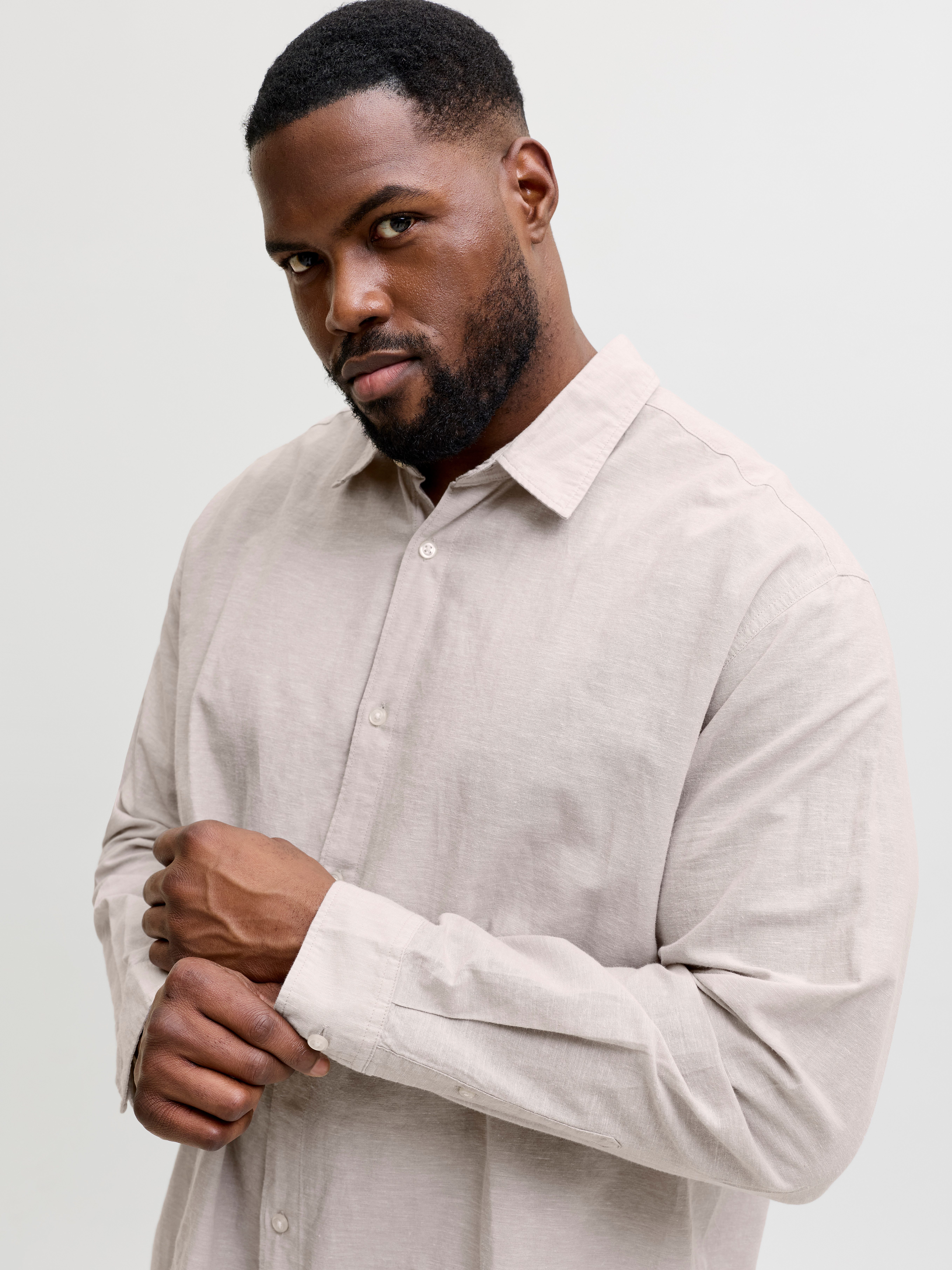 Jack & Jones PlusSize Langarmhemd JJEBREEZE LINEN BLEND SHIRT L/S SN PLS mit auffälliger Knopfleiste