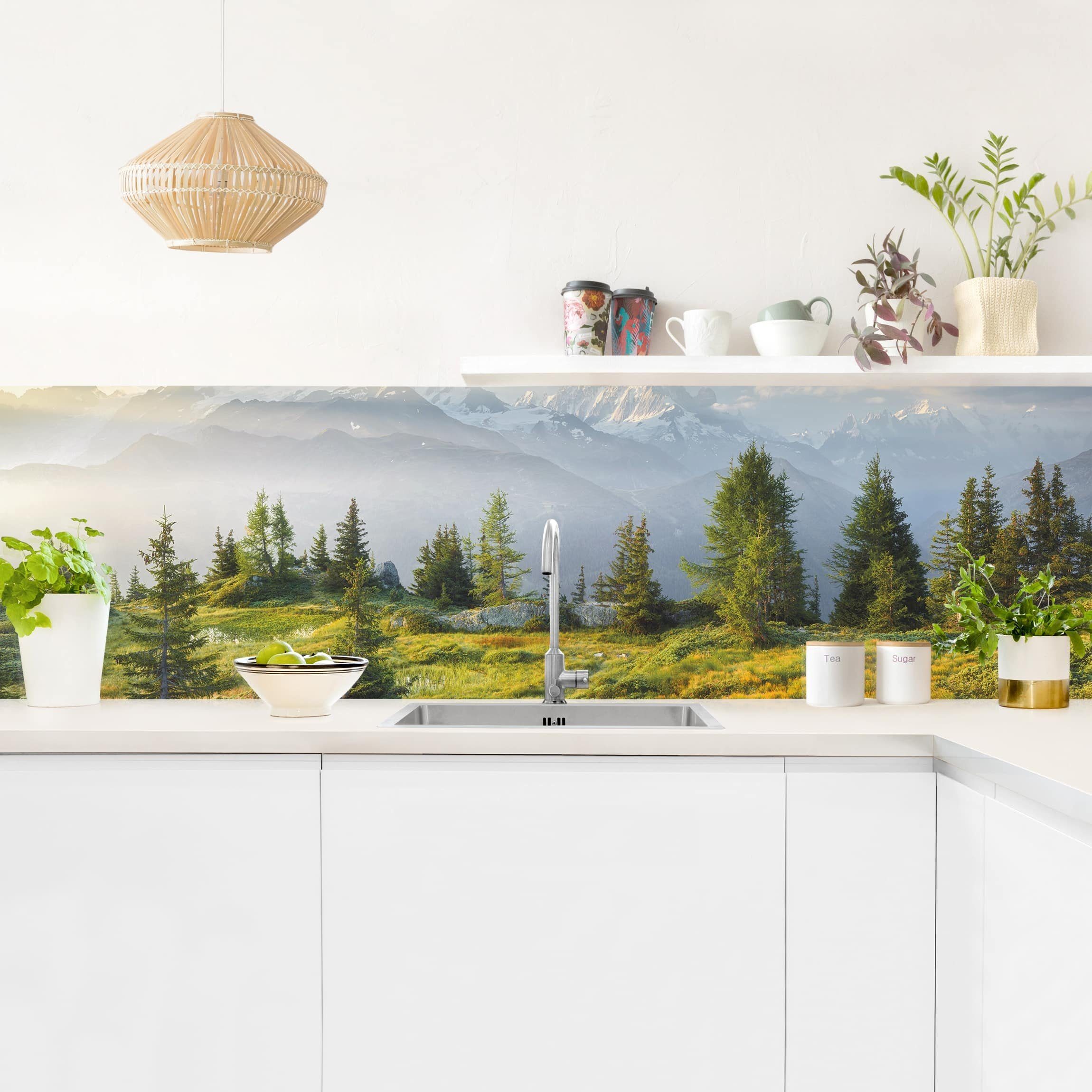Bilderdepot24 Küchenrückwand grün dekor Wald Natur Émosson Wallis Schweiz Wandverkleidung Küche, (1-tlg., Nischenrückwand - für Fliesenspiegel ohne Bohren - matt), Spritzschutz Rückwand Küche Herd - Folie selbstklebend versch. Größen