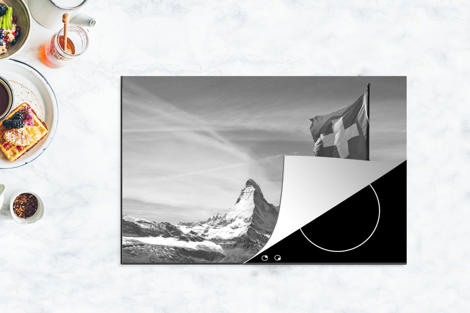 MuchoWow weiß, tlg), und für Schutz Herdblende-/Abdeckplatte Schweizer Flagge (1 der Vinyl, Schweiz schwarz - Matterhorn Induktionskochfeld cm, 81x52 in küche, Ceranfeldabdeckung die am