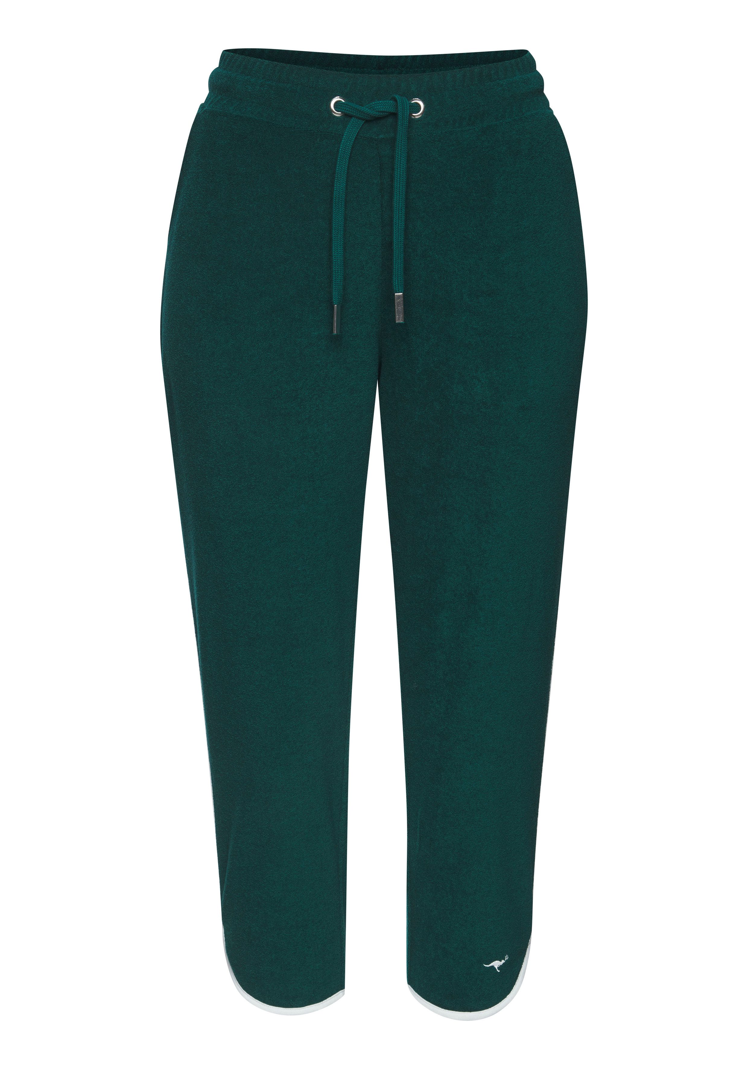 KangaROOS Relax-Caprihose mit sportlichem Seitenstreifen und weichem Frottee Material. € 29,99