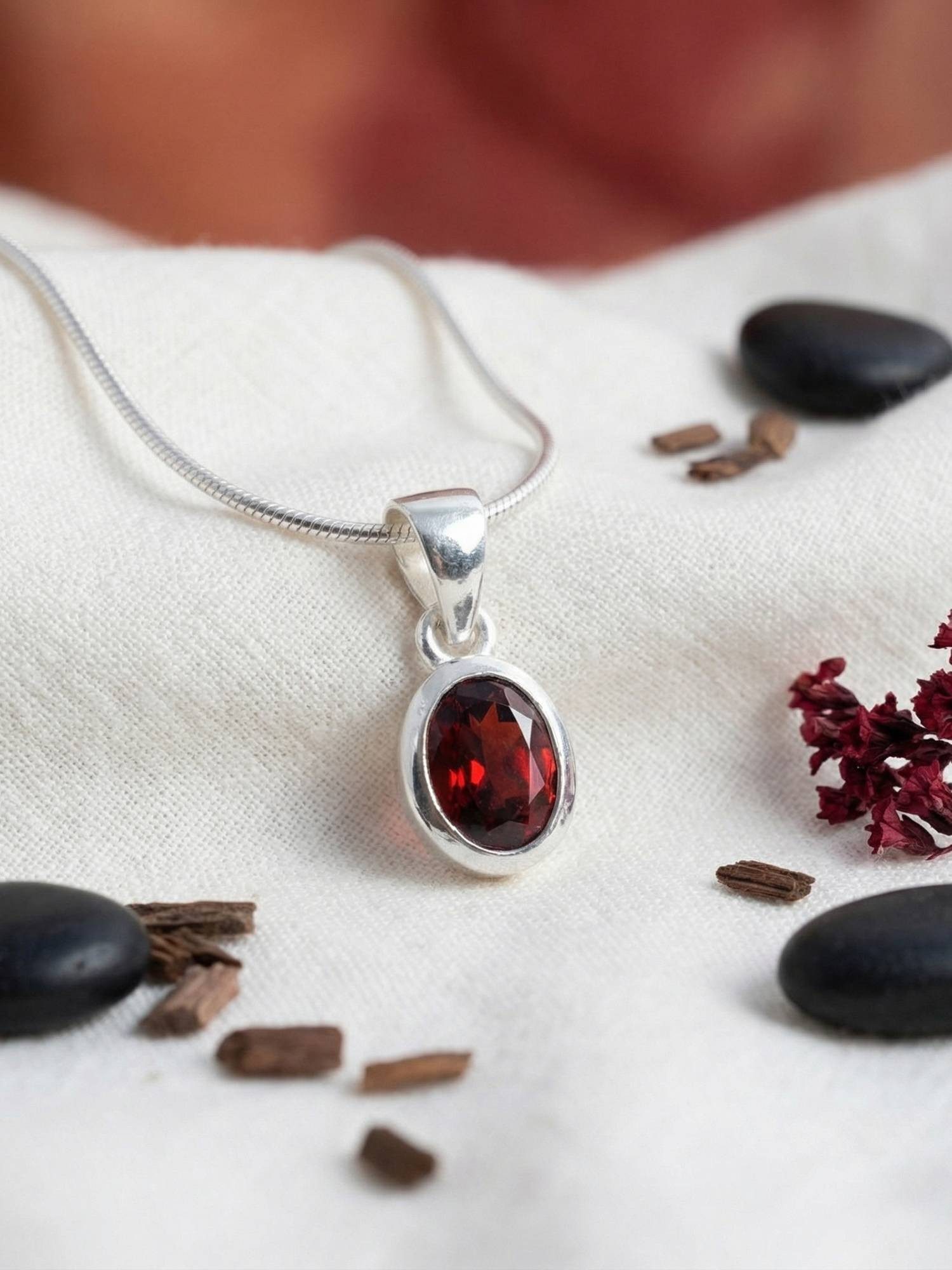 mantraroma Kette mit Anhänger PIANURA aus 925 Silber mit Granat facettiert (Kettenanhänger uns Kette), 925 Sterling Silber Ketten mit Kettenanhänger für Damen