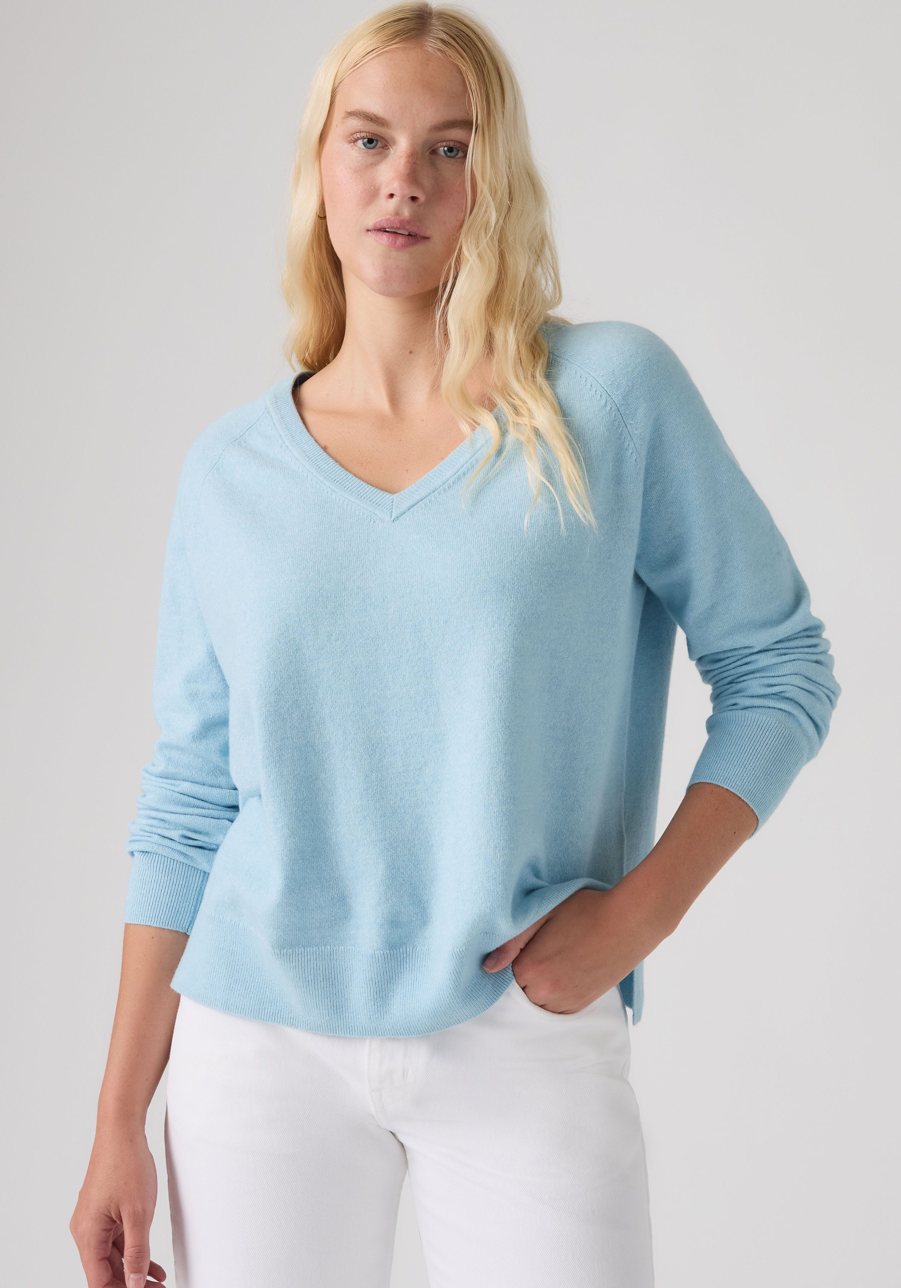 Levi's® V-Ausschnitt-Pullover SUPER SOFT VNECK PULLOVER im Bund beidseitig mit kurzem Schlitz
